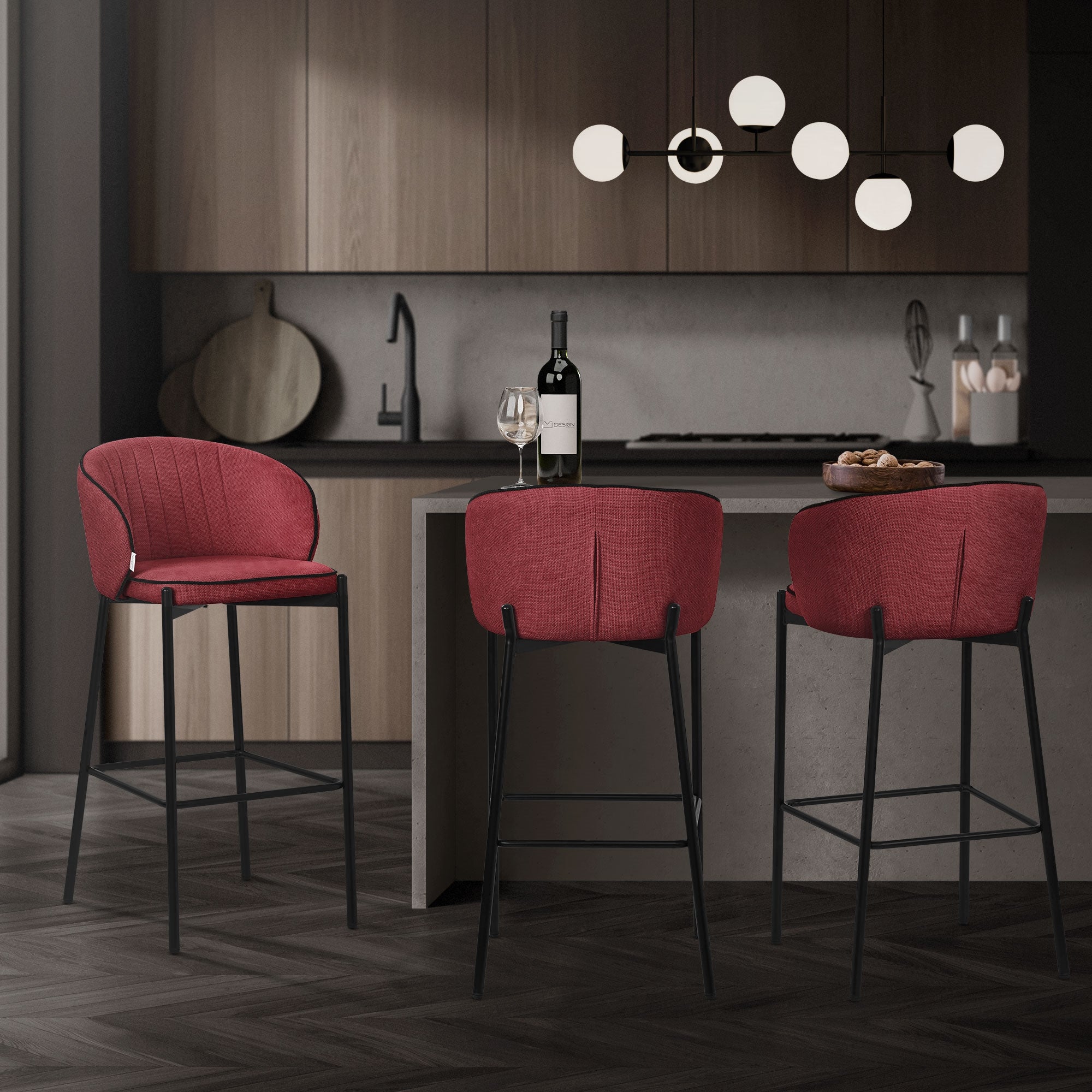 Tre sedie alte con imbottiture rosse in una cucina moderna.