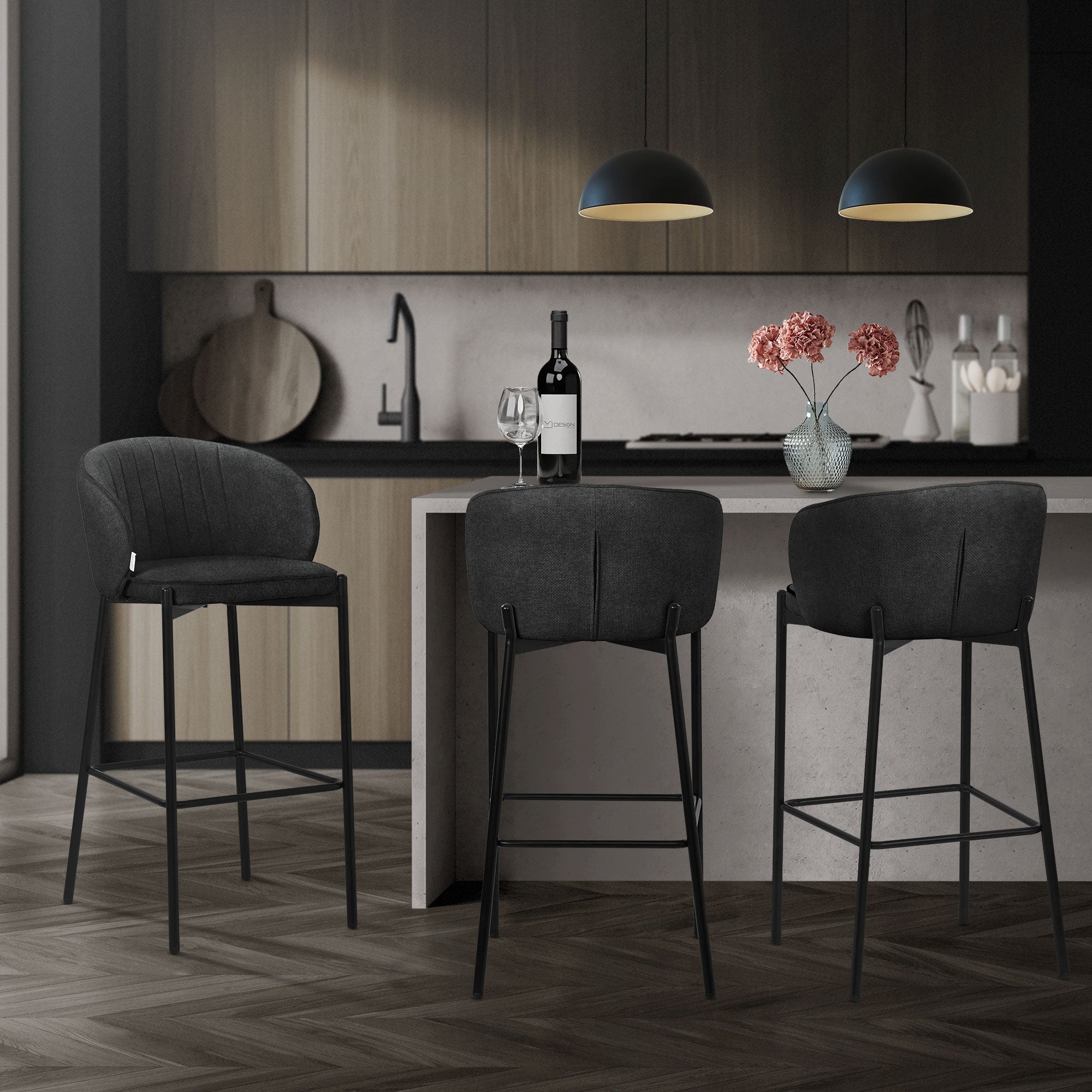 Sgabello in una cucina moderna, con bottiglia di vino e fiori sul tavolo.