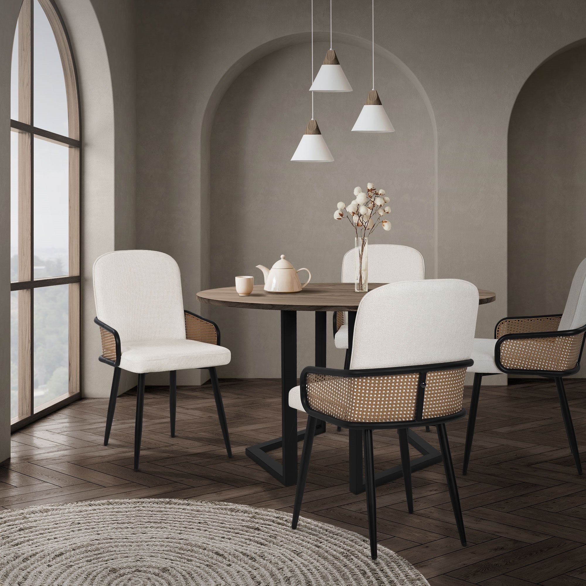 Ein Esszimmer mit einem runden Tisch und vier Stühlen in einem modernen Raum.