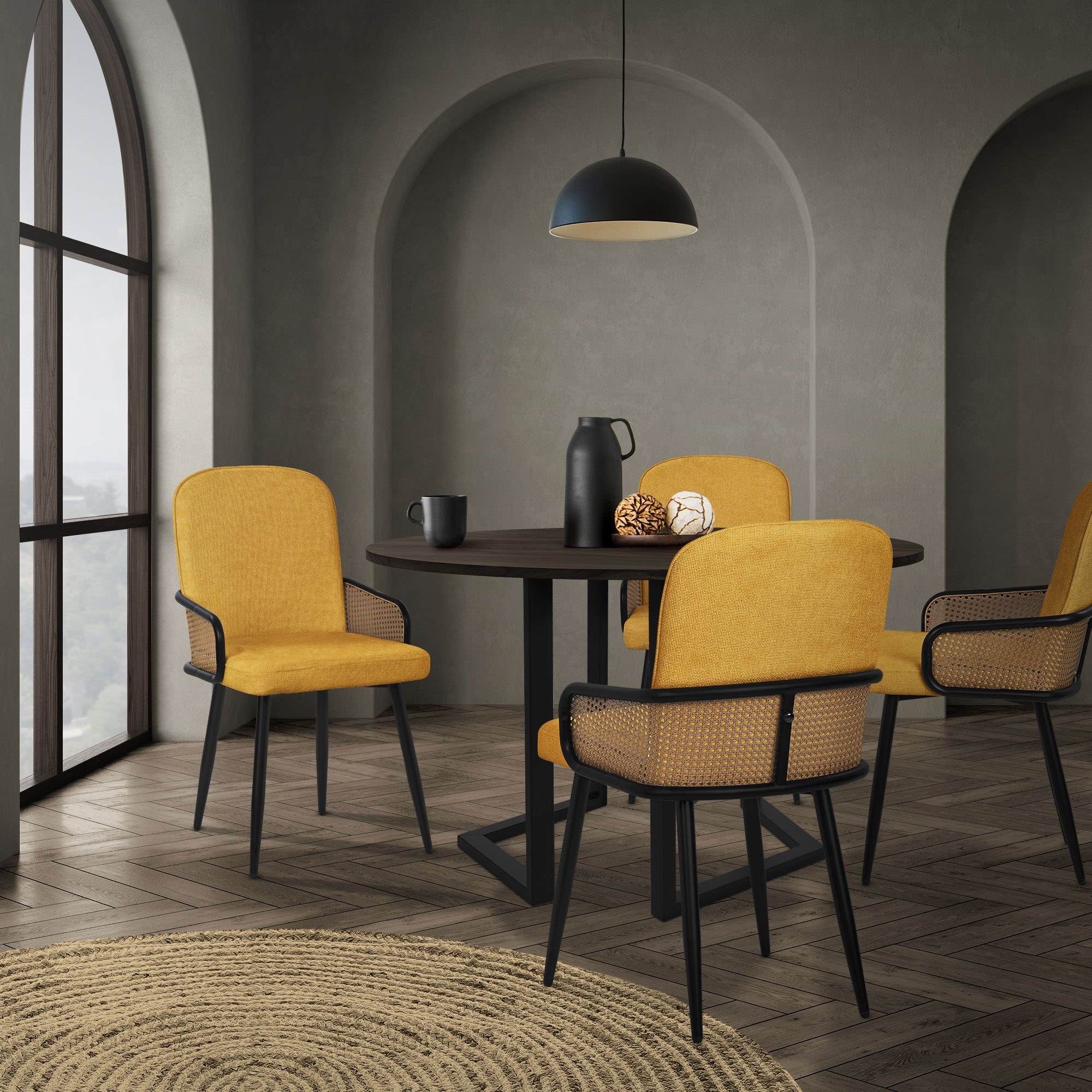 Sala da pranzo con tavolo rotondo e quattro sedie gialle in un ambiente moderno.