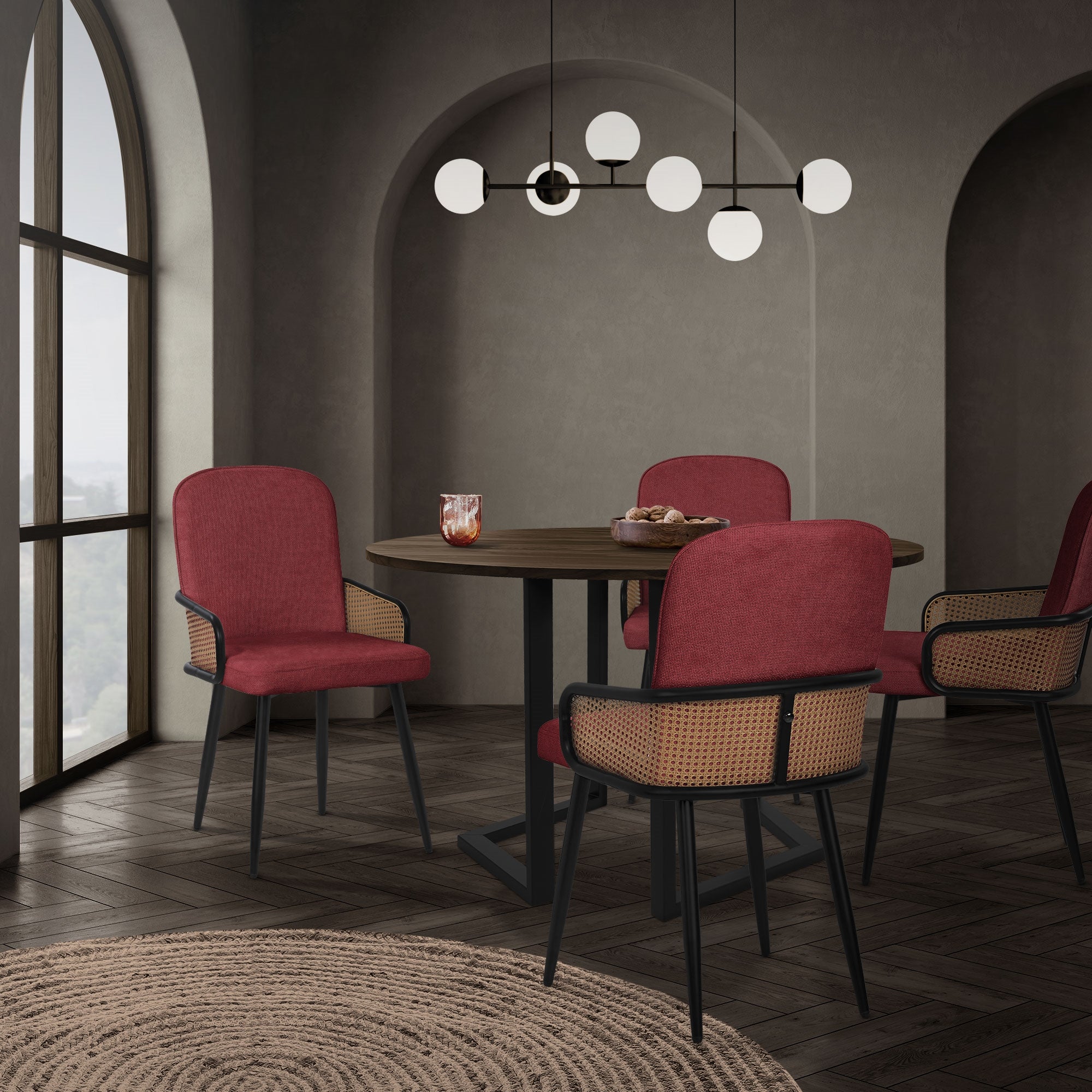 Ronde tafel met rode stoelen in een stijlvolle eetkamer.