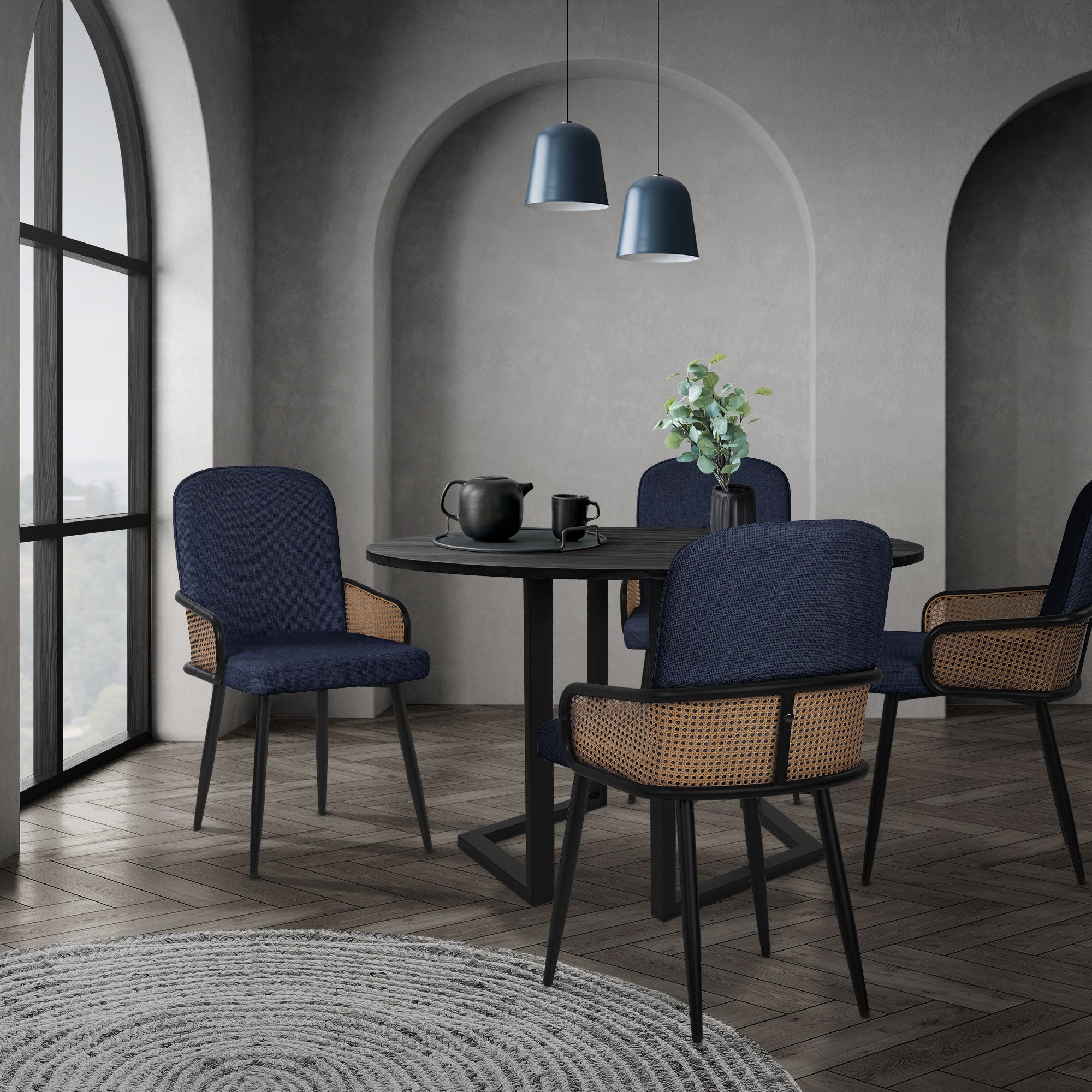 Un espace de repas moderne avec une table ronde, quatre chaises et de grandes fenêtres.