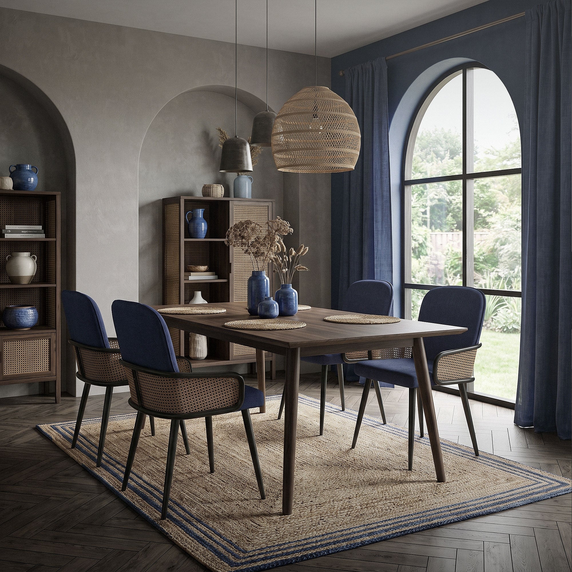 Salle à manger avec table et chaises, grandes fenêtres et éléments décoratifs.