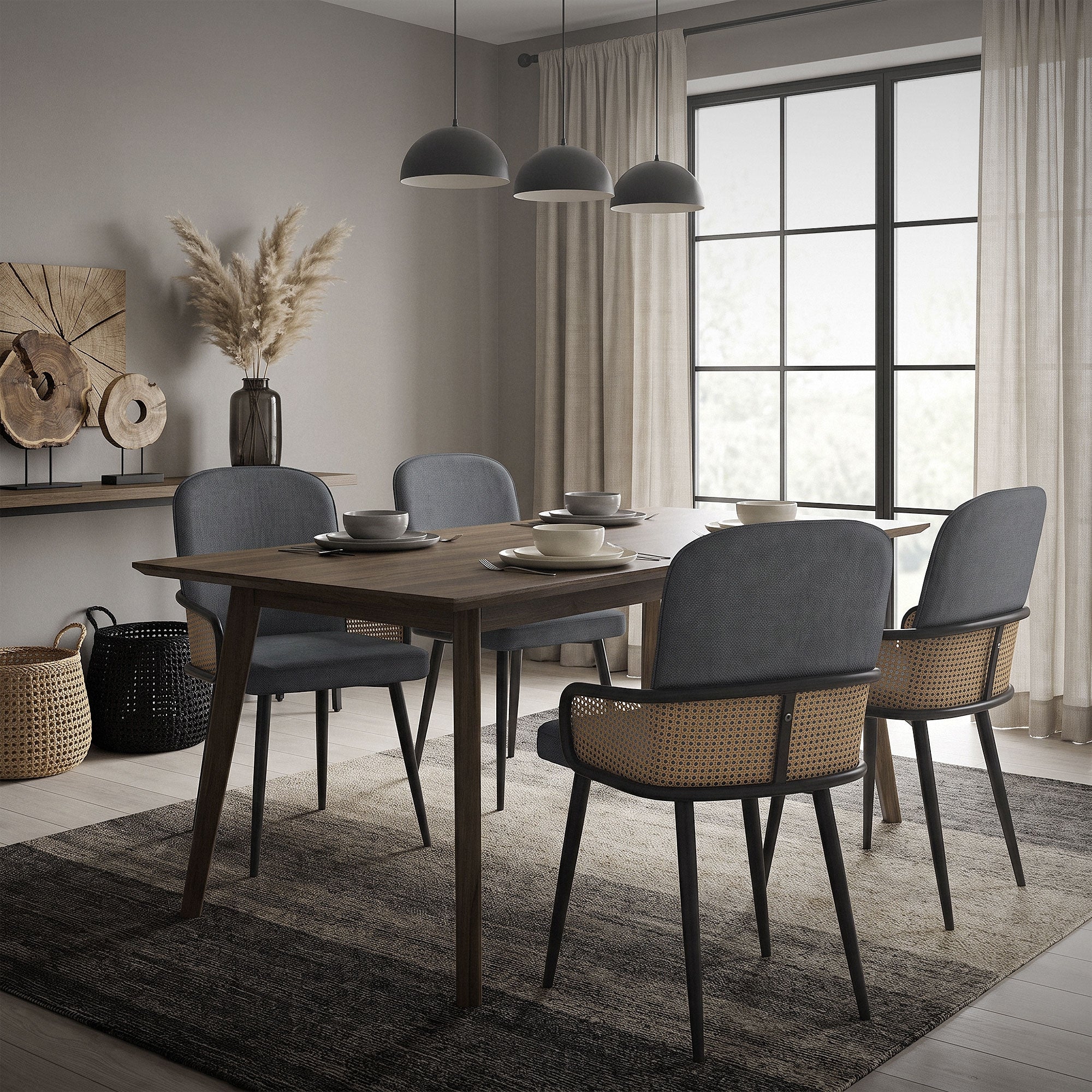 Eetkamer met een rechthoekige tafel, vier stoelen en decoratieve accessoires.