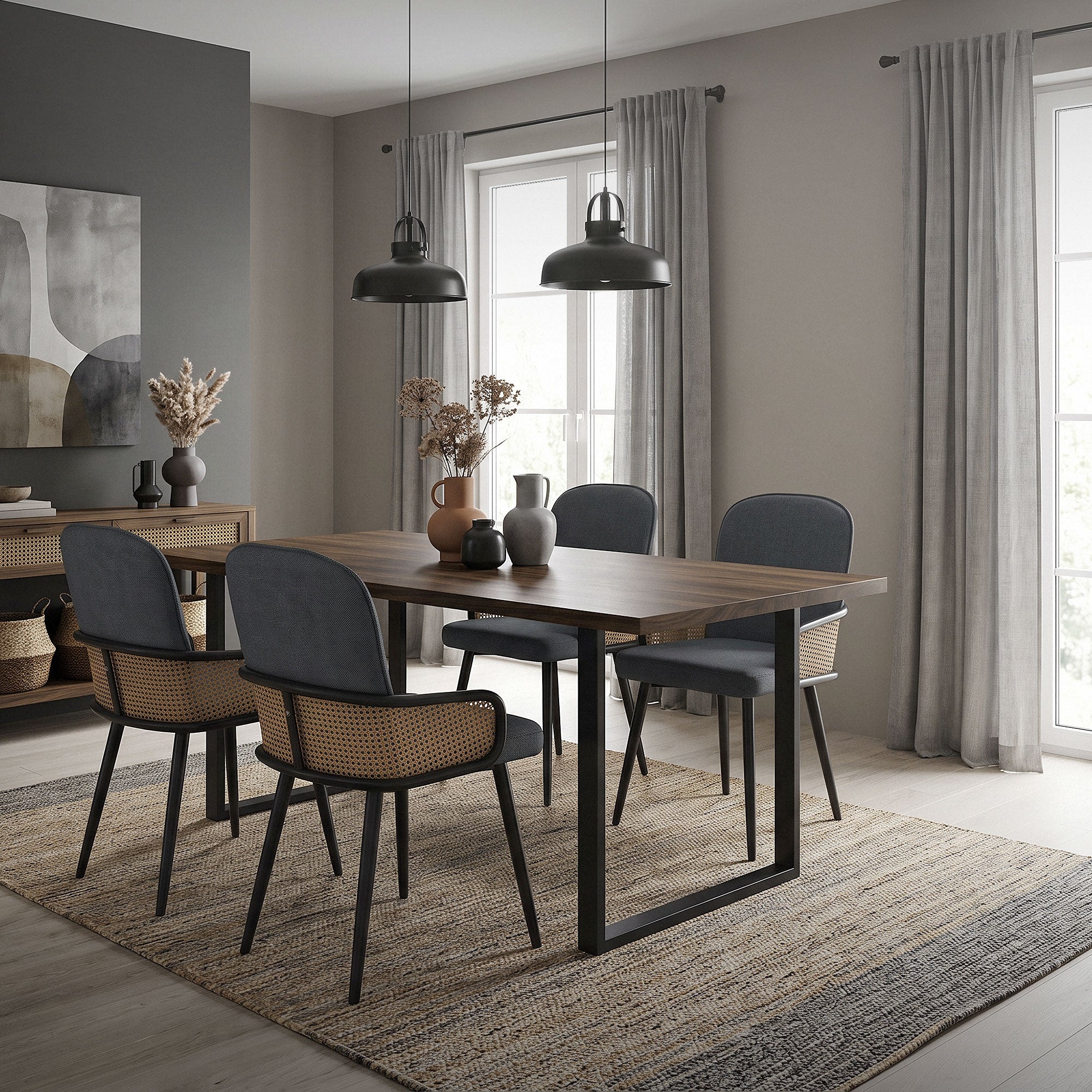 Eetkamer met een tafel en vier stoelen in een moderne ruimte.