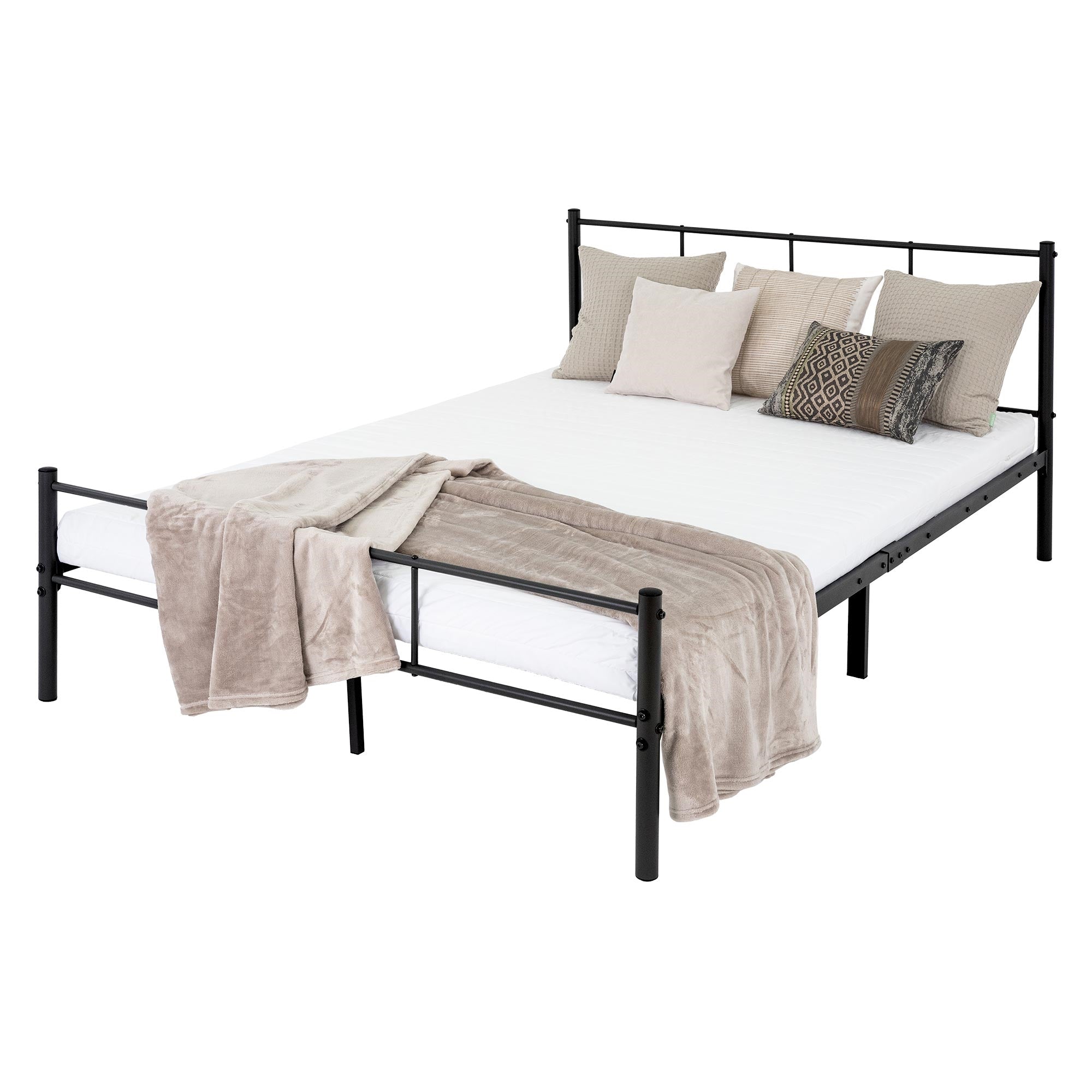 Zwart bed met kussens en een deken op de matras.