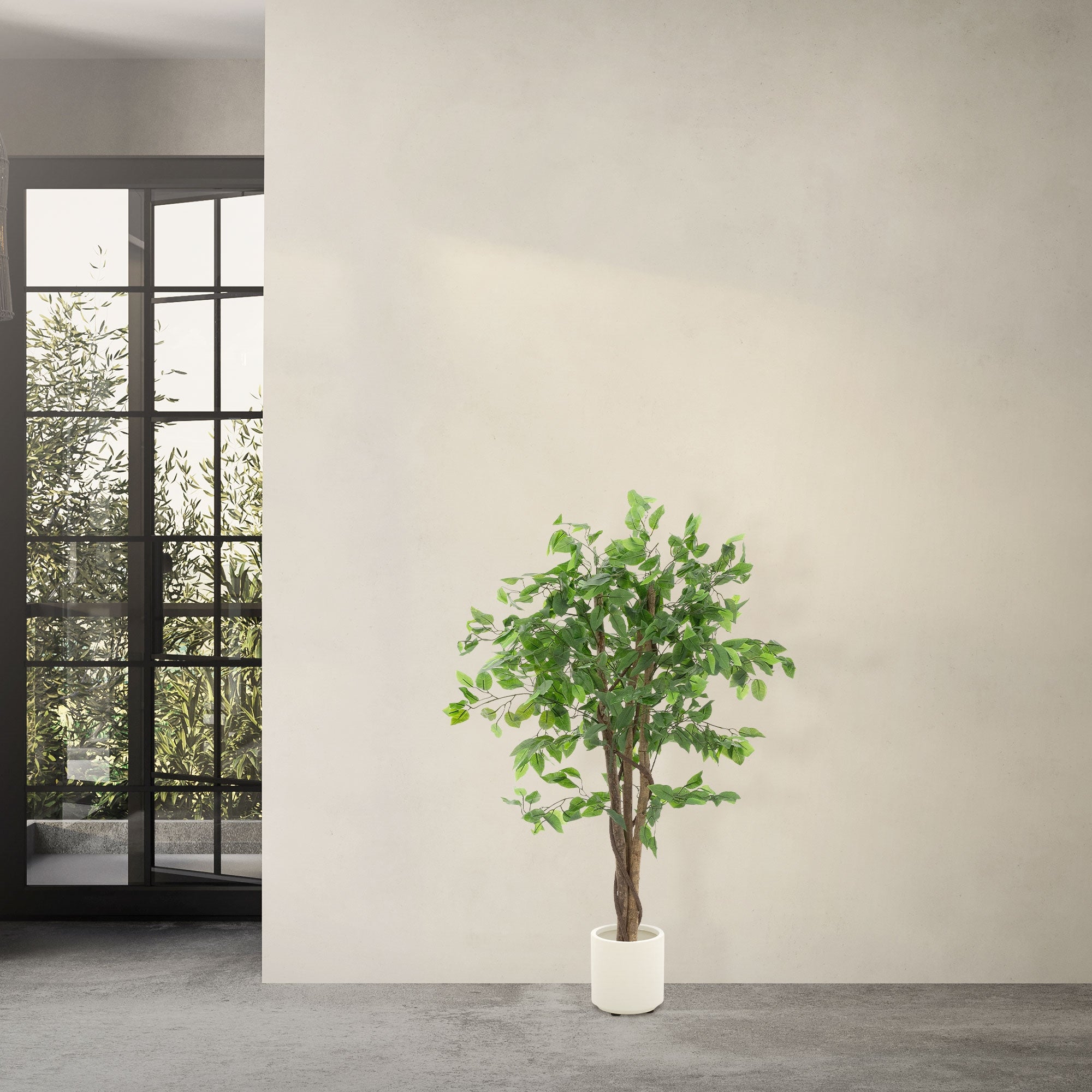 Ein künstlicher Baum in einem weißen Topf vor einem Fenster mit Blick ins Freie.