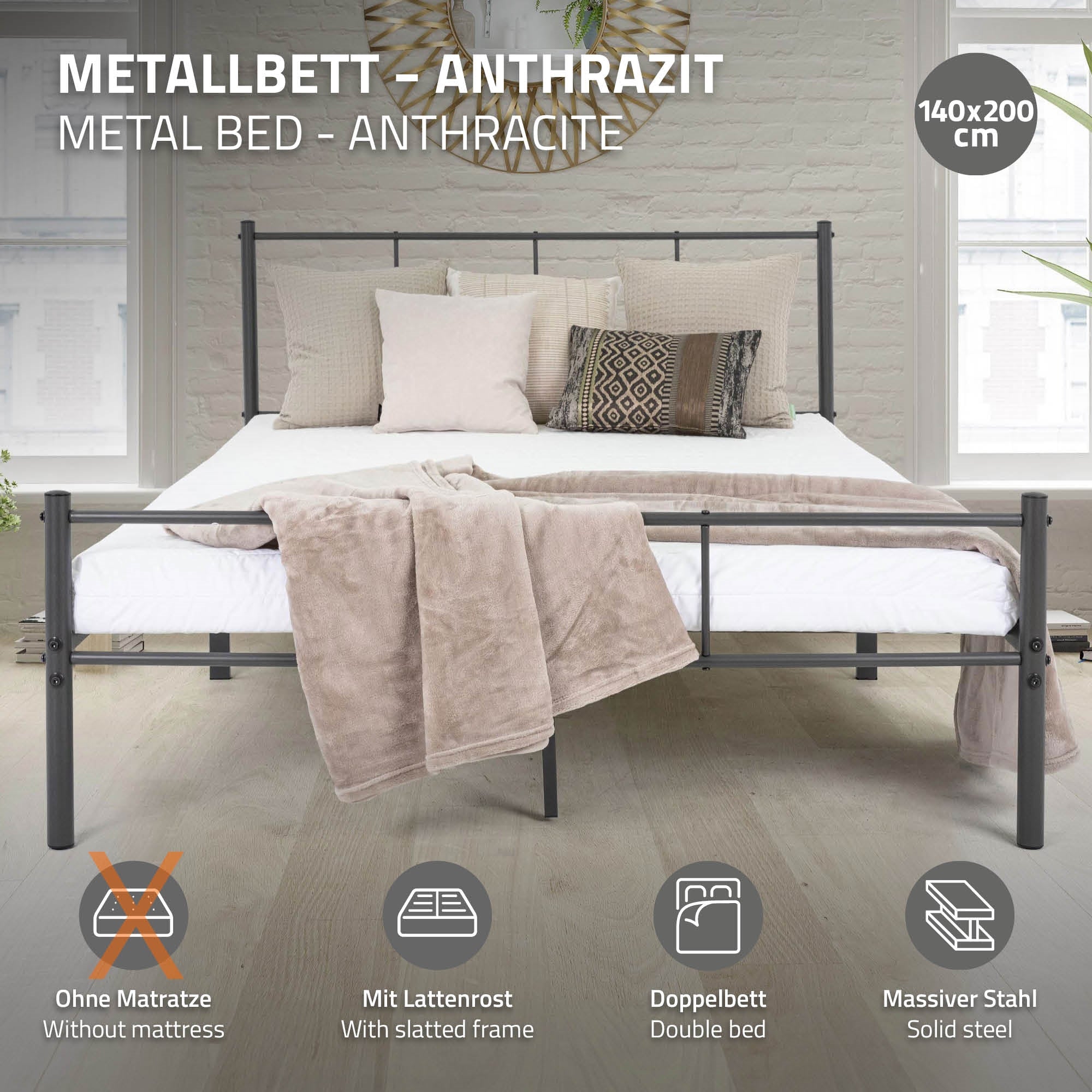 Un letto in metallo antracite con cuscini e coperte, senza materasso.