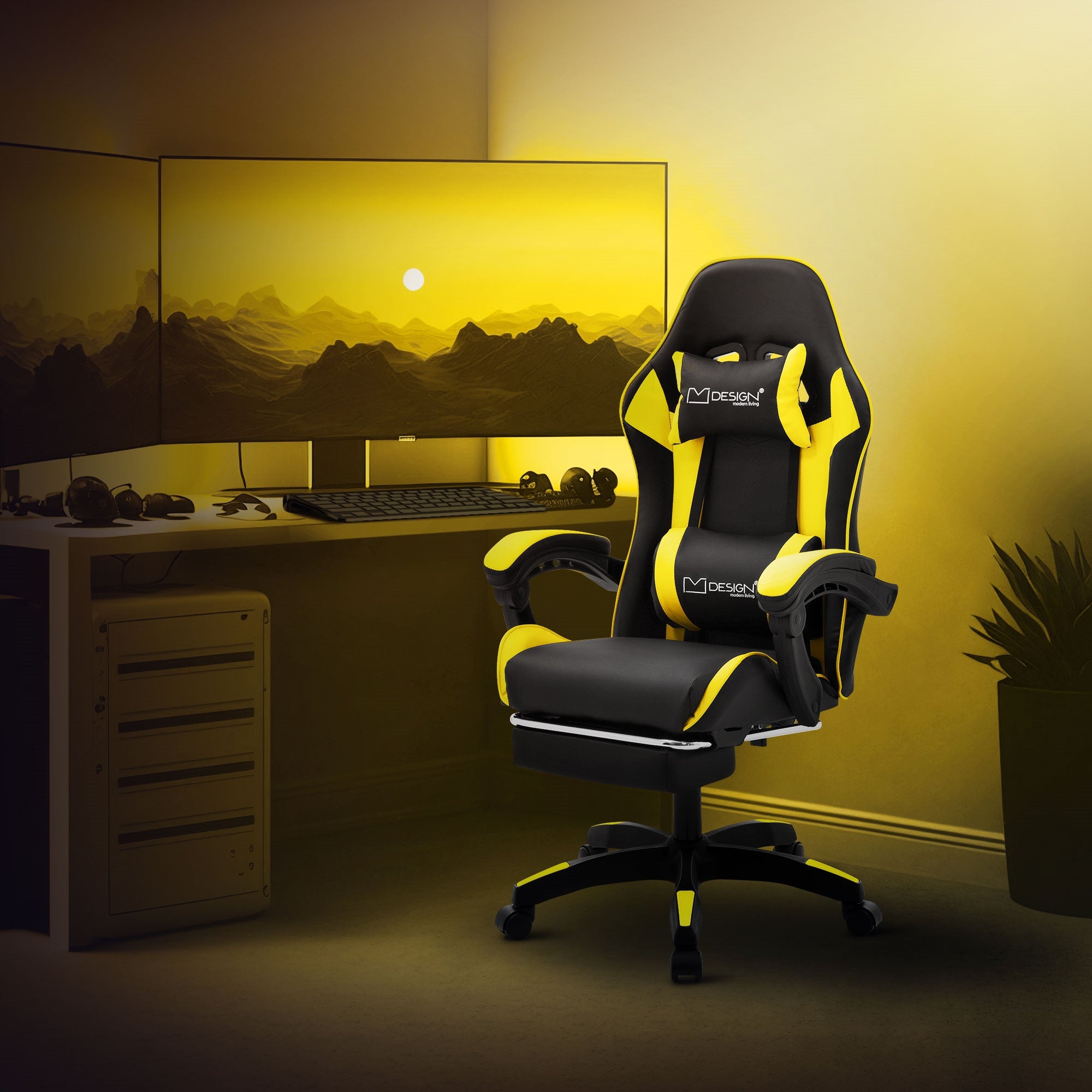 Kancelářská židle v místnosti se dvěma monitory a rostlinami.