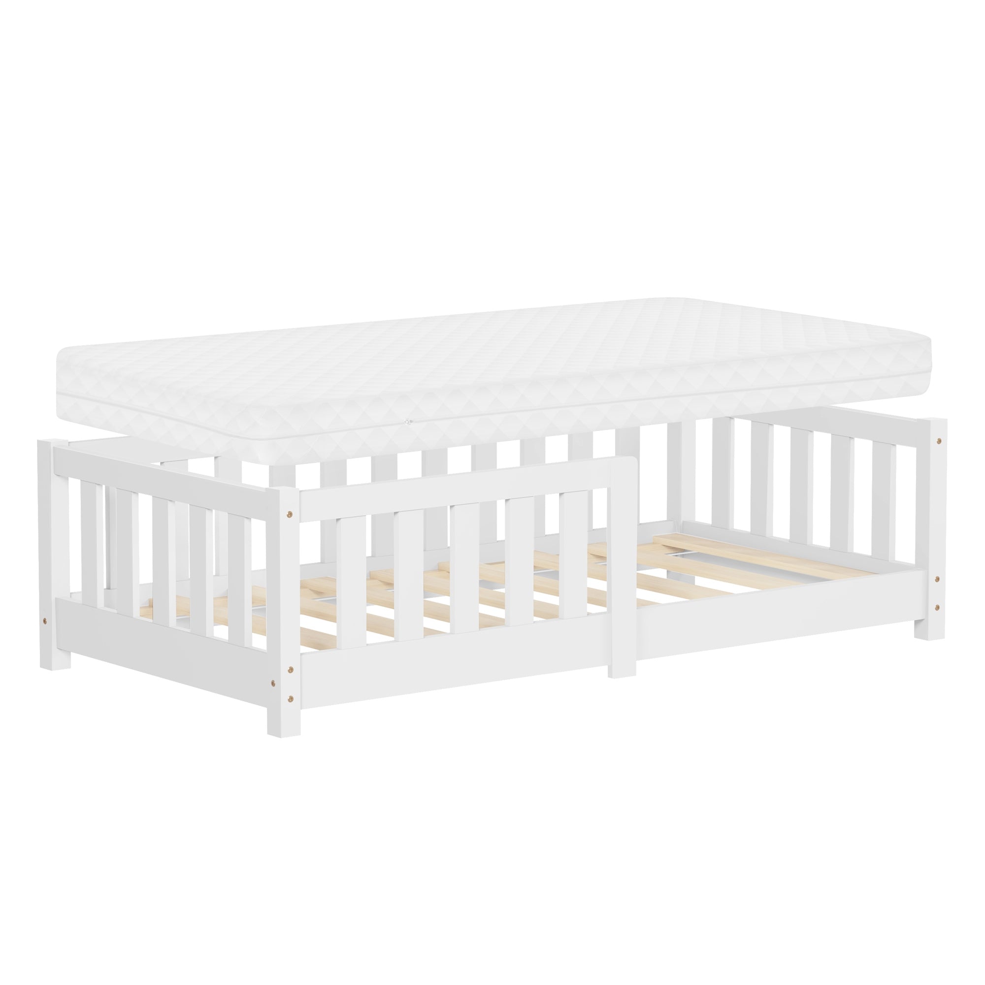 Letto bianco con materasso e rete a doghe aperta.