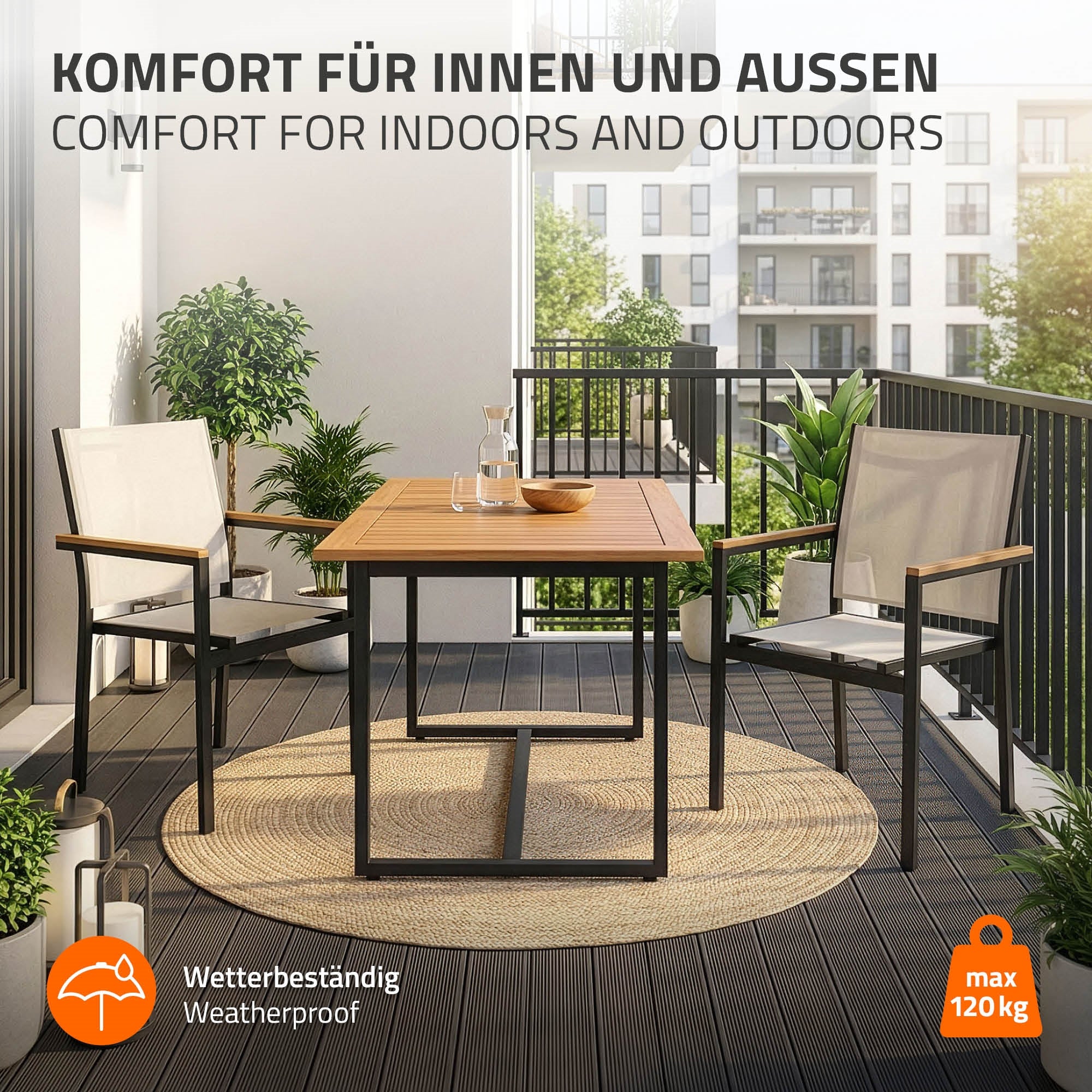 Ein Tisch mit zwei Stühlen auf einem Balkon, umgeben von Pflanzen.