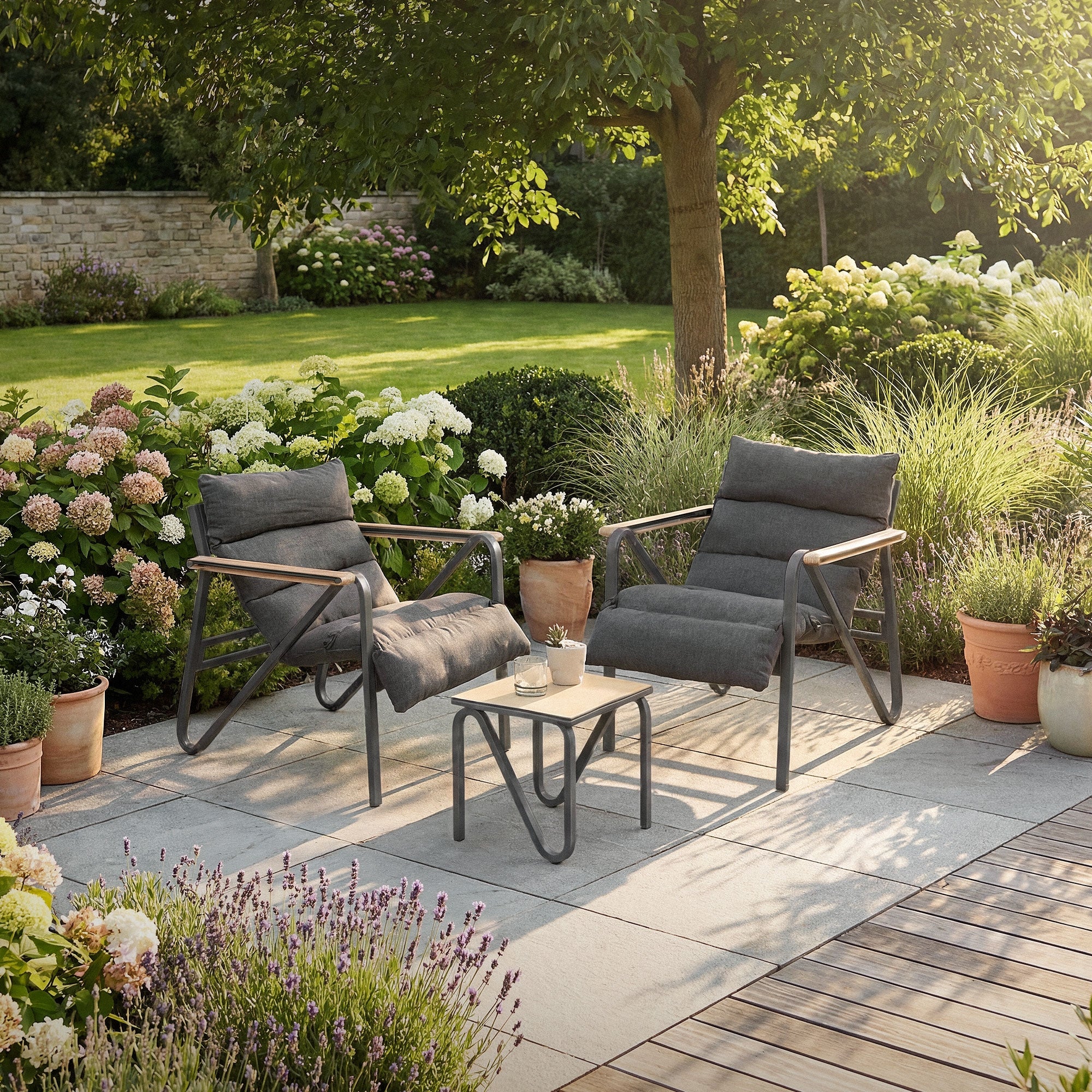 Zwei Gartenstühle und ein Tisch in einem blühenden Garten.