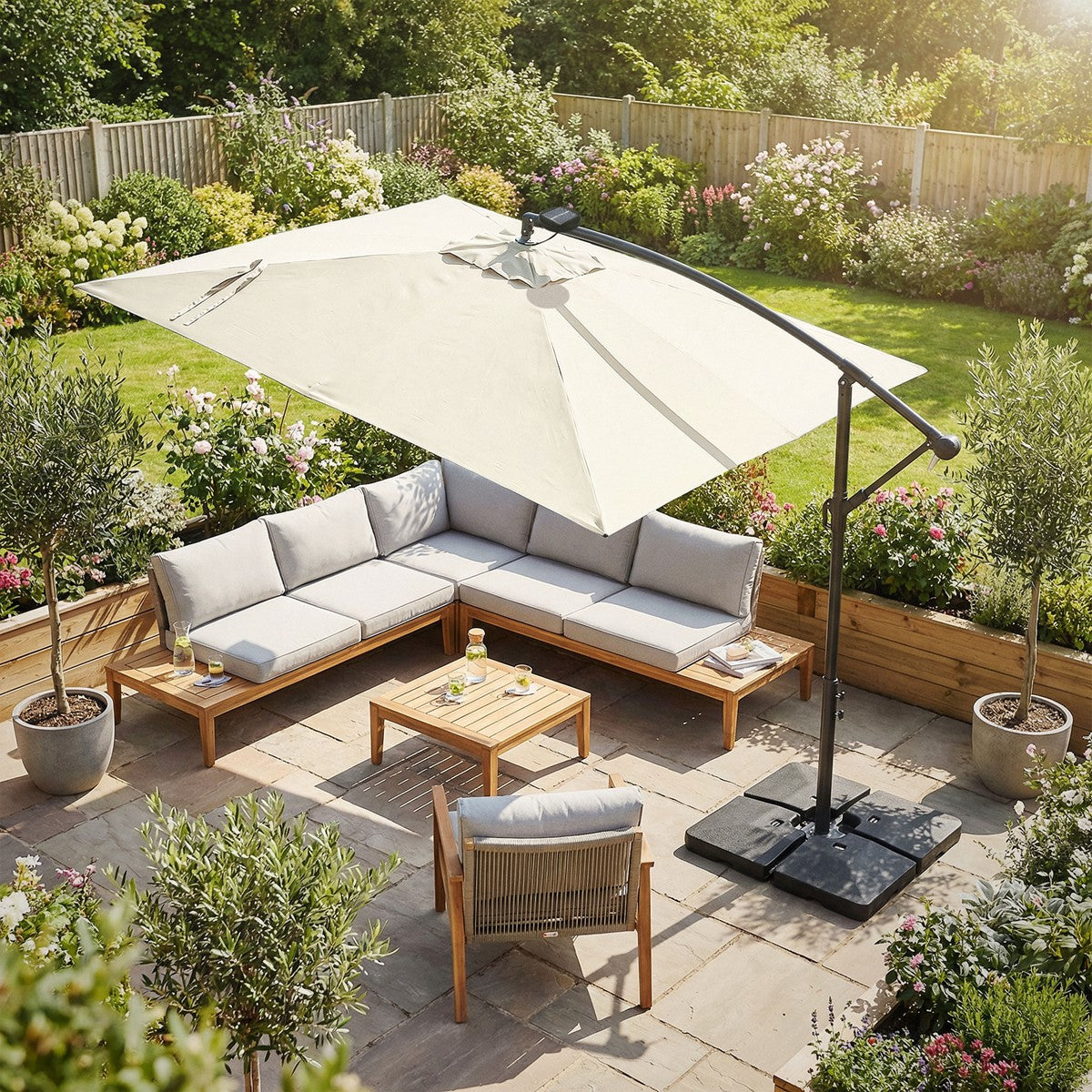 Gartenbereich mit beigem Ampelschirm, Lounge-Sofa und Tisch.