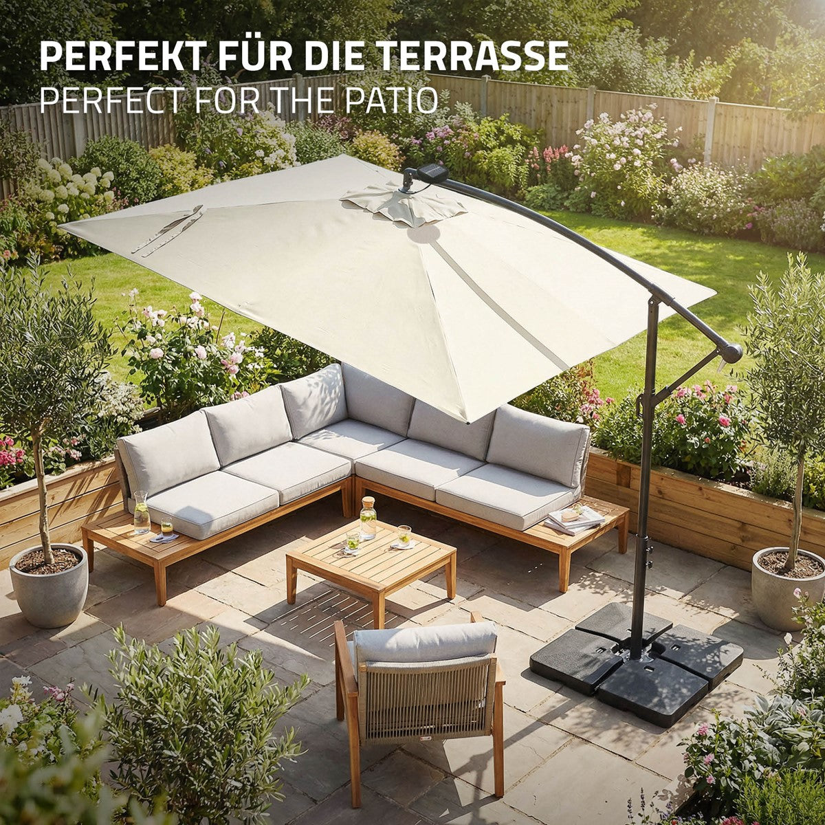 Terrasse mit einem weißen Sonnenschirm und einer gemütlichen Sitzgruppe.