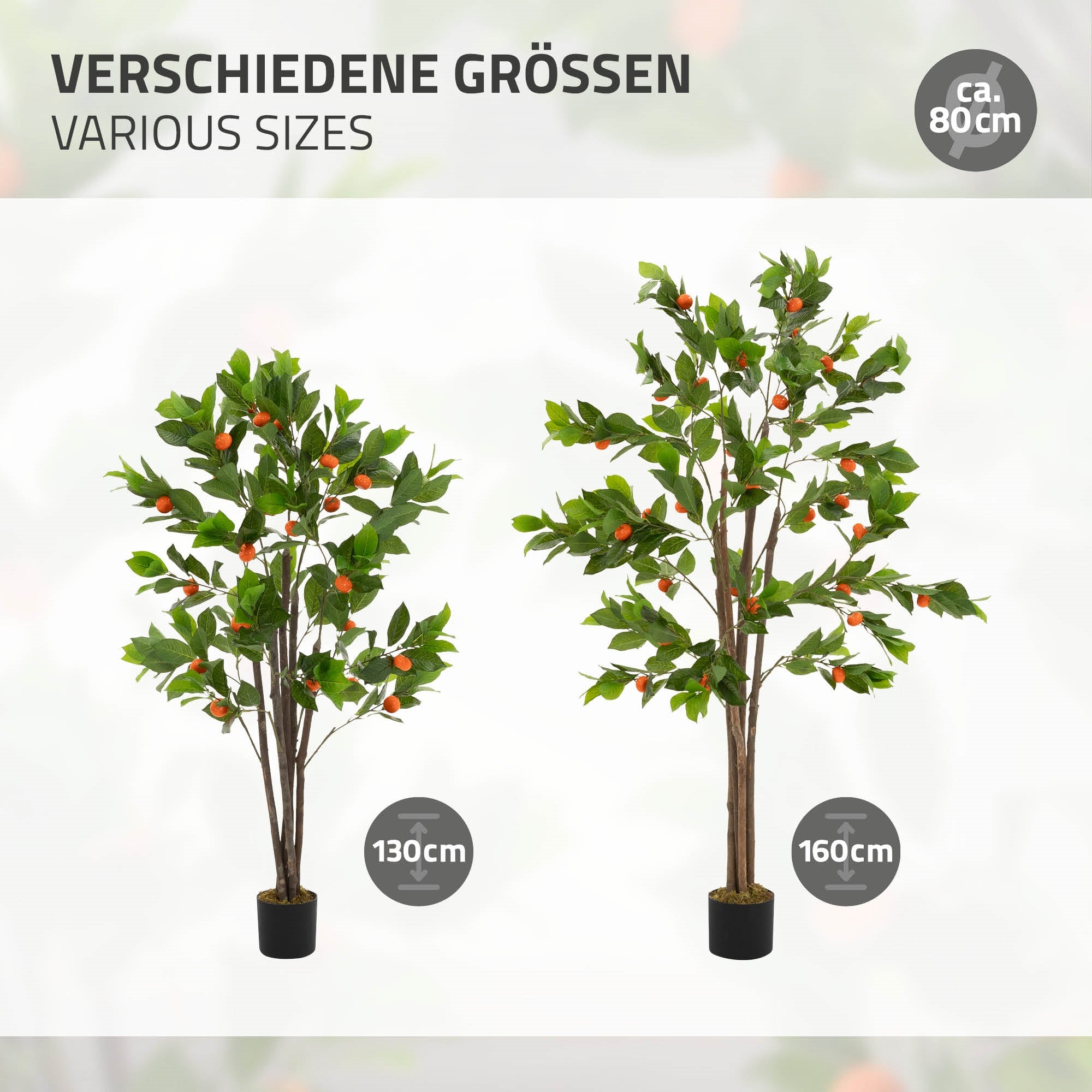 Twee kunstbomen in verschillende maten, een met sinaasappels, op een grijze achtergrond.