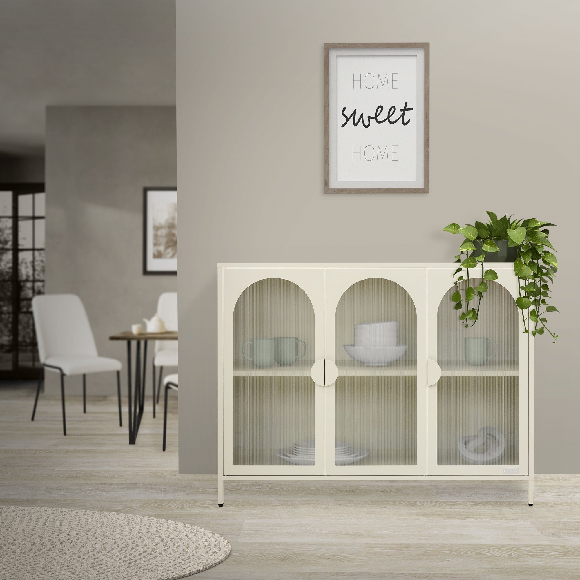 Heller Schrank im Raum, mit Pflanzen und Dekoration, gemütliche Atmosphäre.