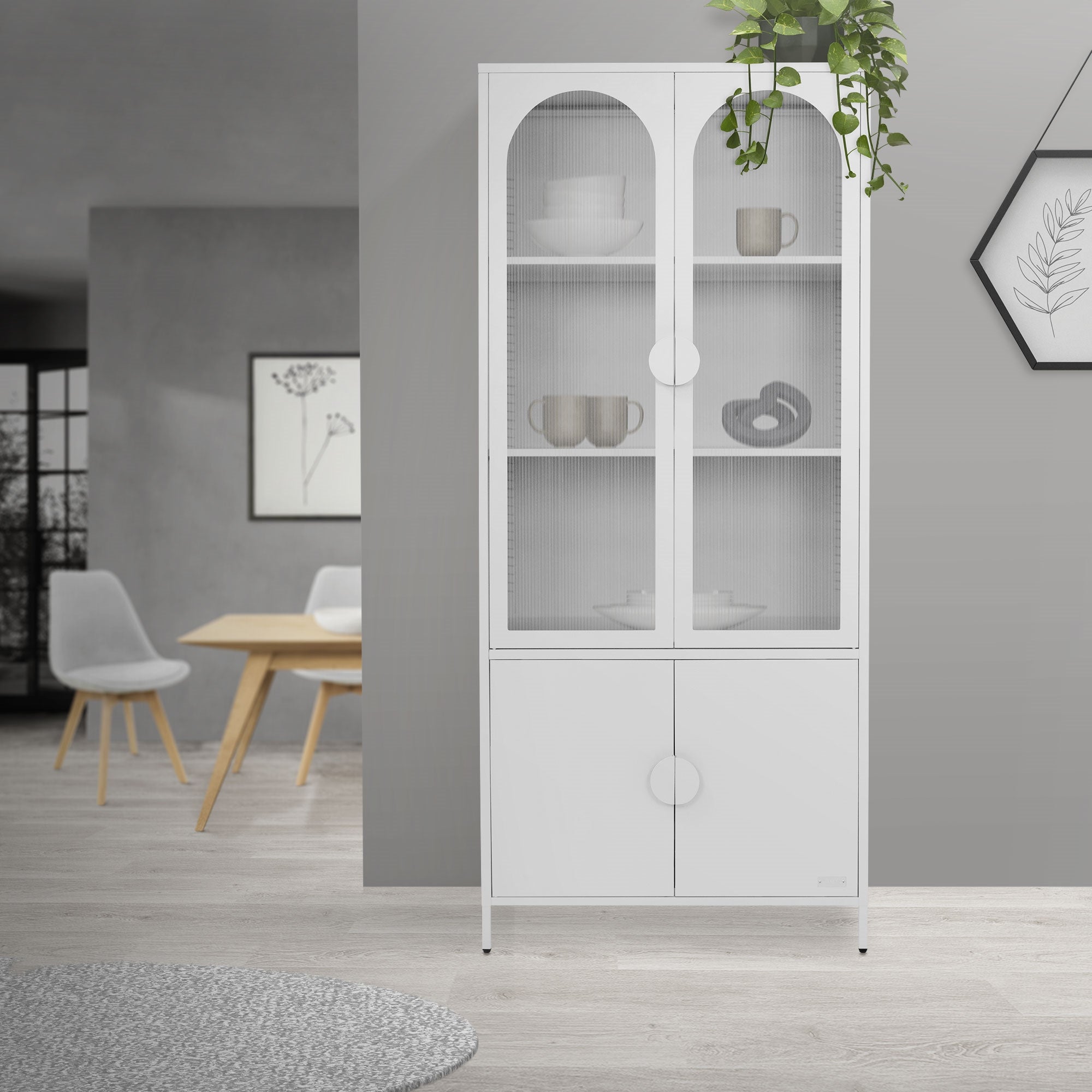 Een witte kast met planten en servies in een moderne ruimte.