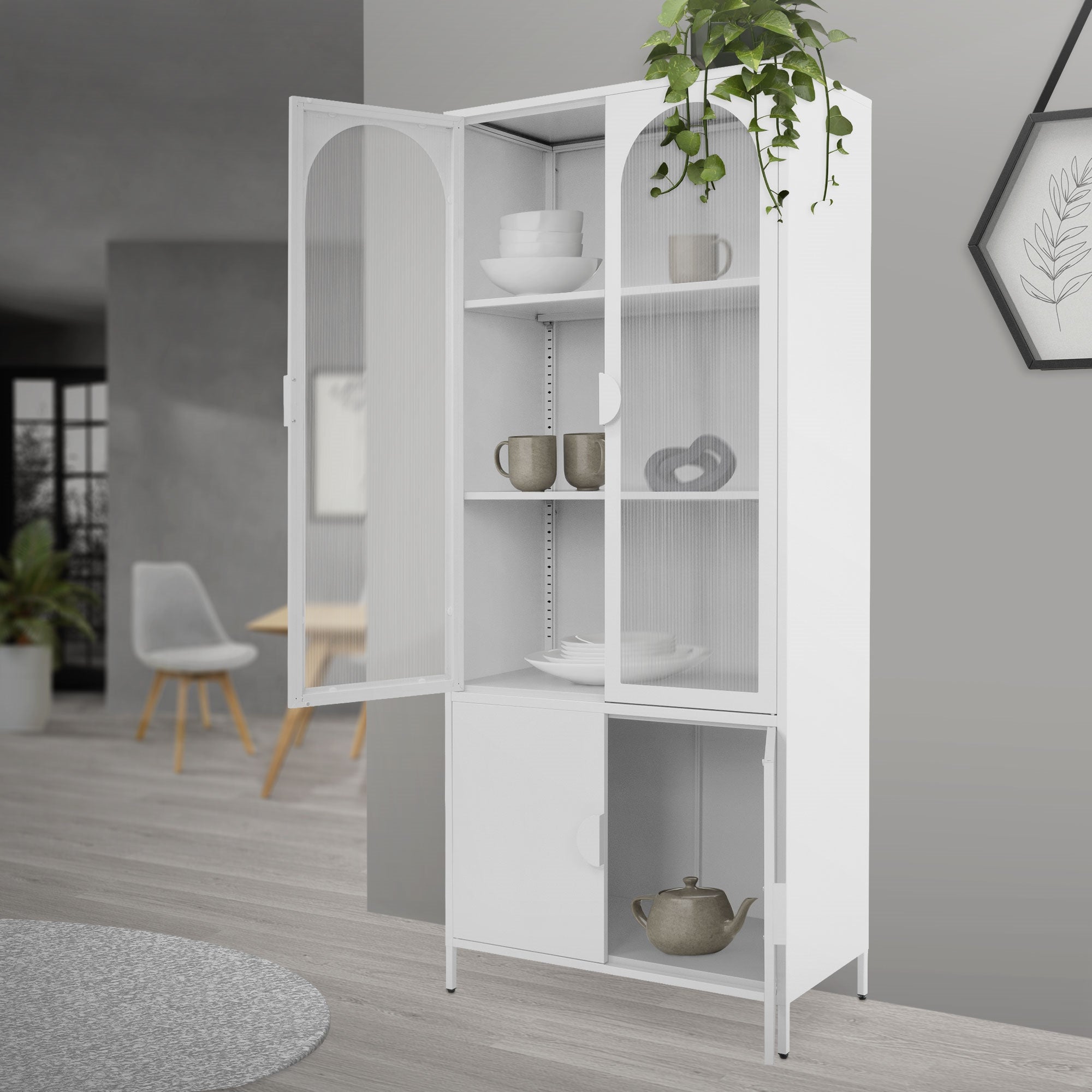 Witte vitrinekast met planten en servies in de binnenruimte.