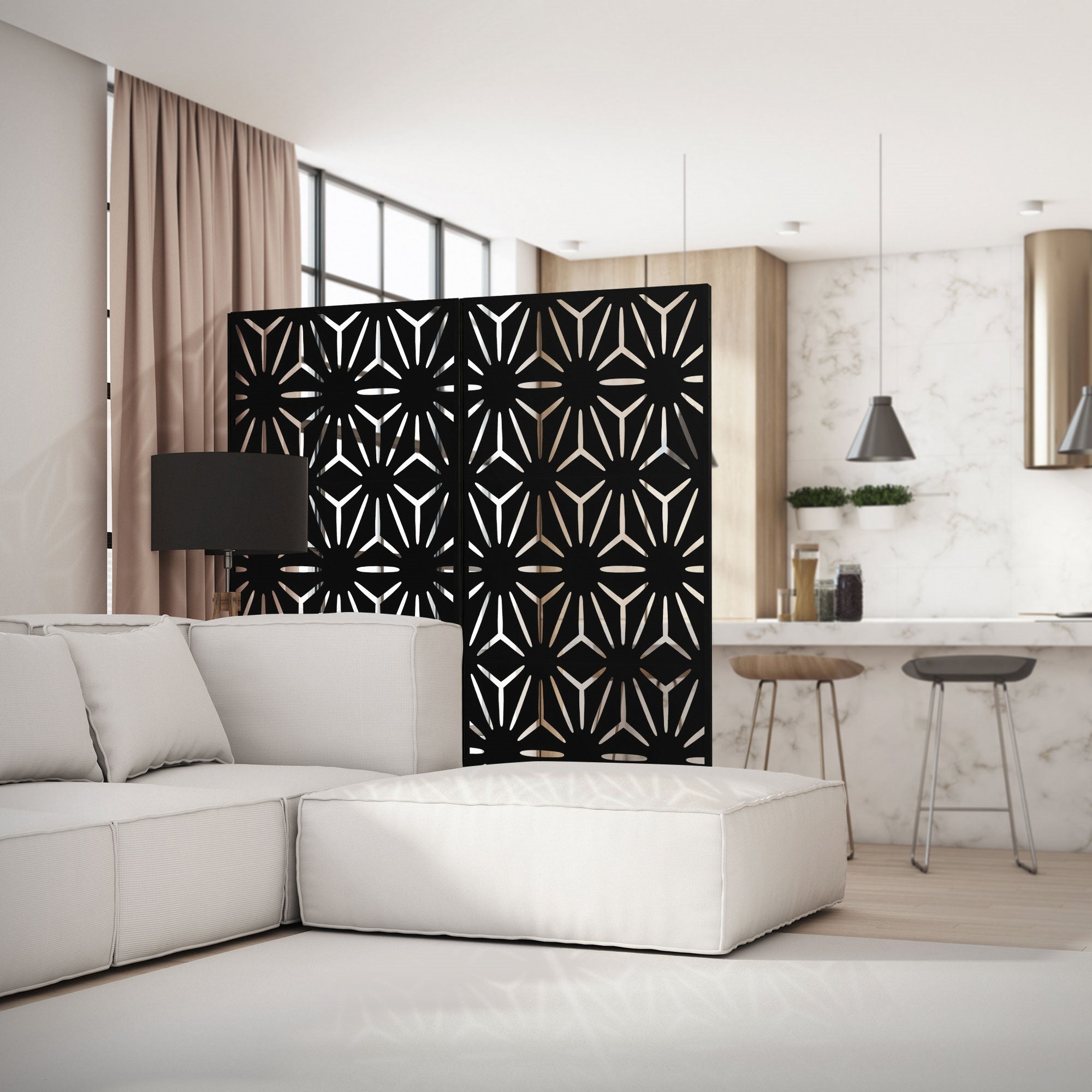 Wohnzimmer mit beiger Couch und einem dekorativen Raumteiler aus schwarzem Material.