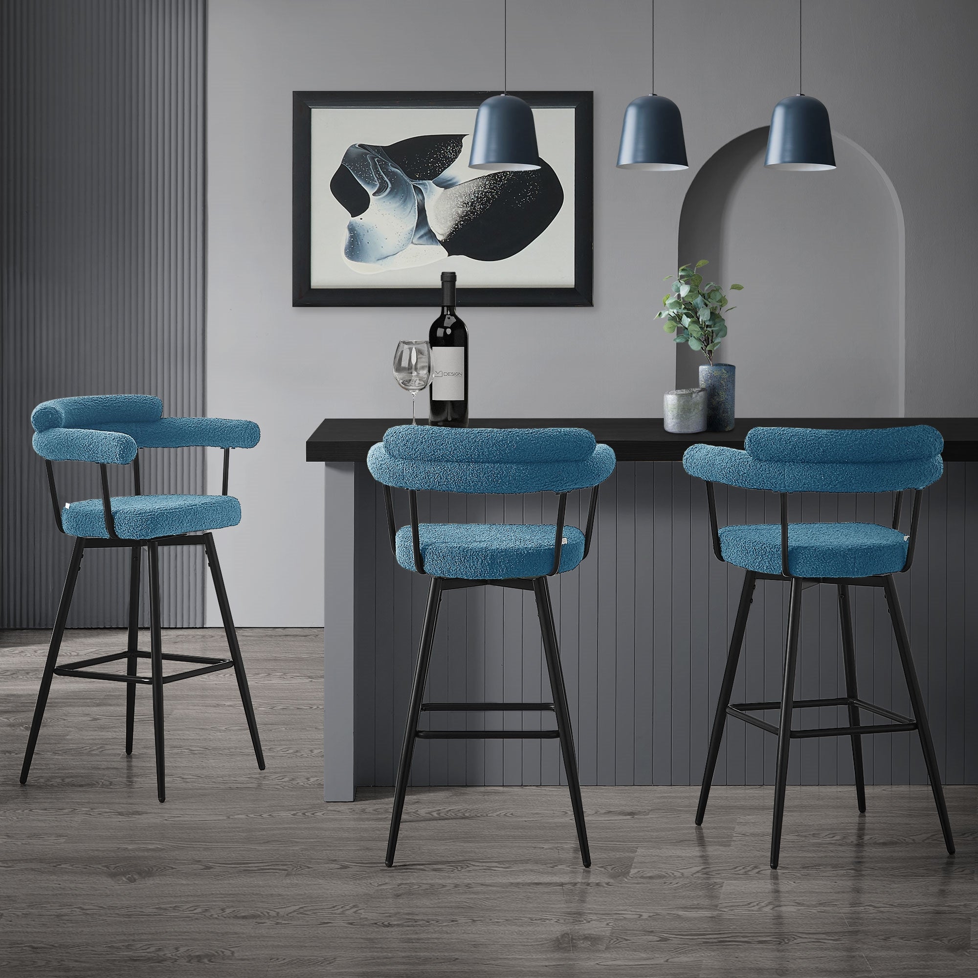 Drie blauwe barkrukken aan een donkere bar met een afbeelding en een plant op de achtergrond.