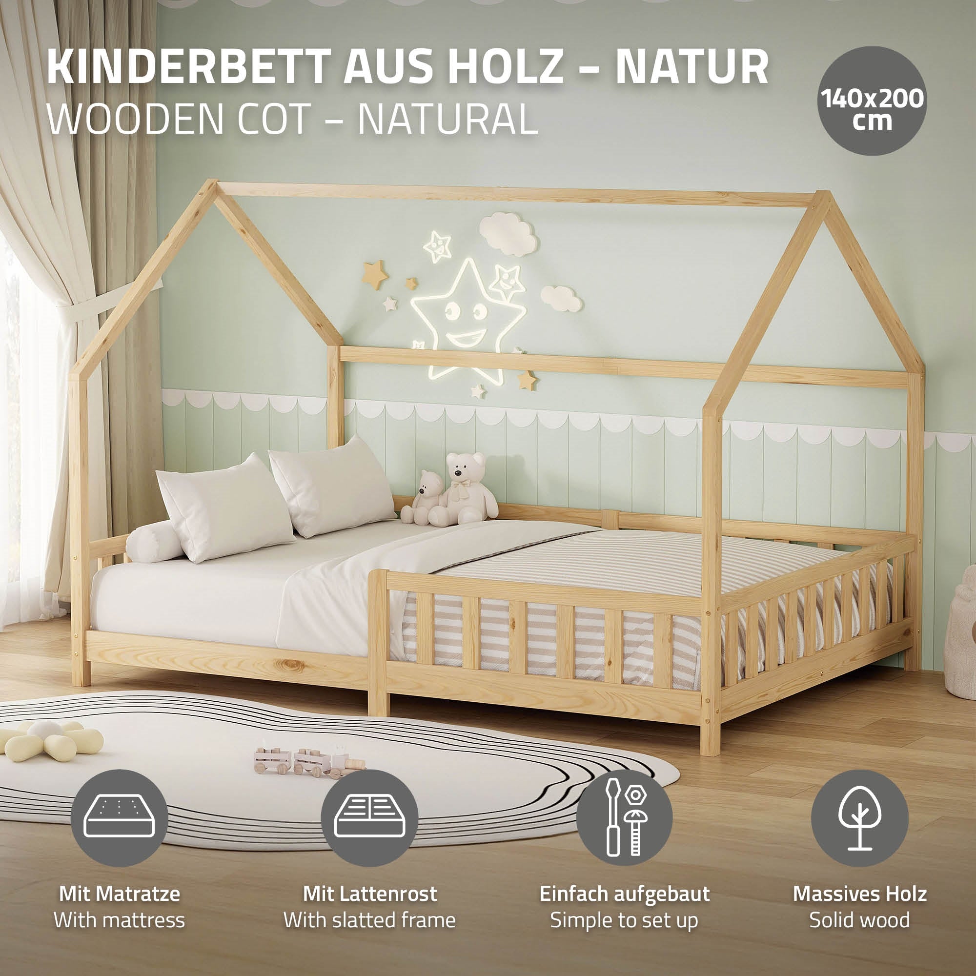 Holz-Kinderbett mit Matratze und Lattengestell in einem hellen Raum.