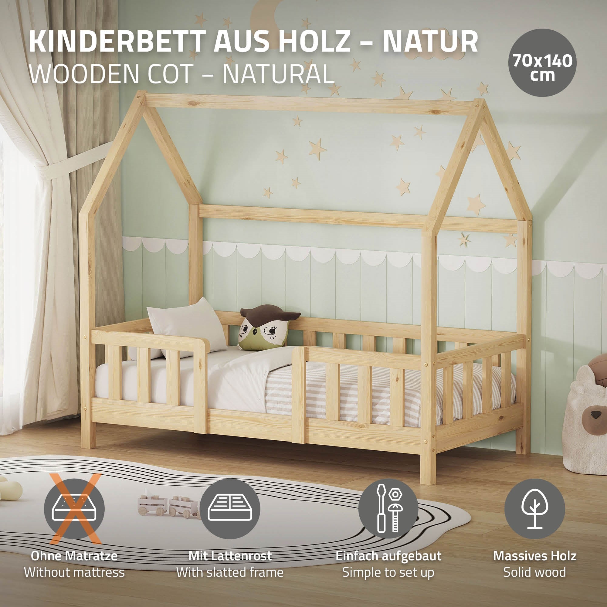 Lit d'enfant en bois de couleur naturelle avec matelas, cadre à lattes et décoration.