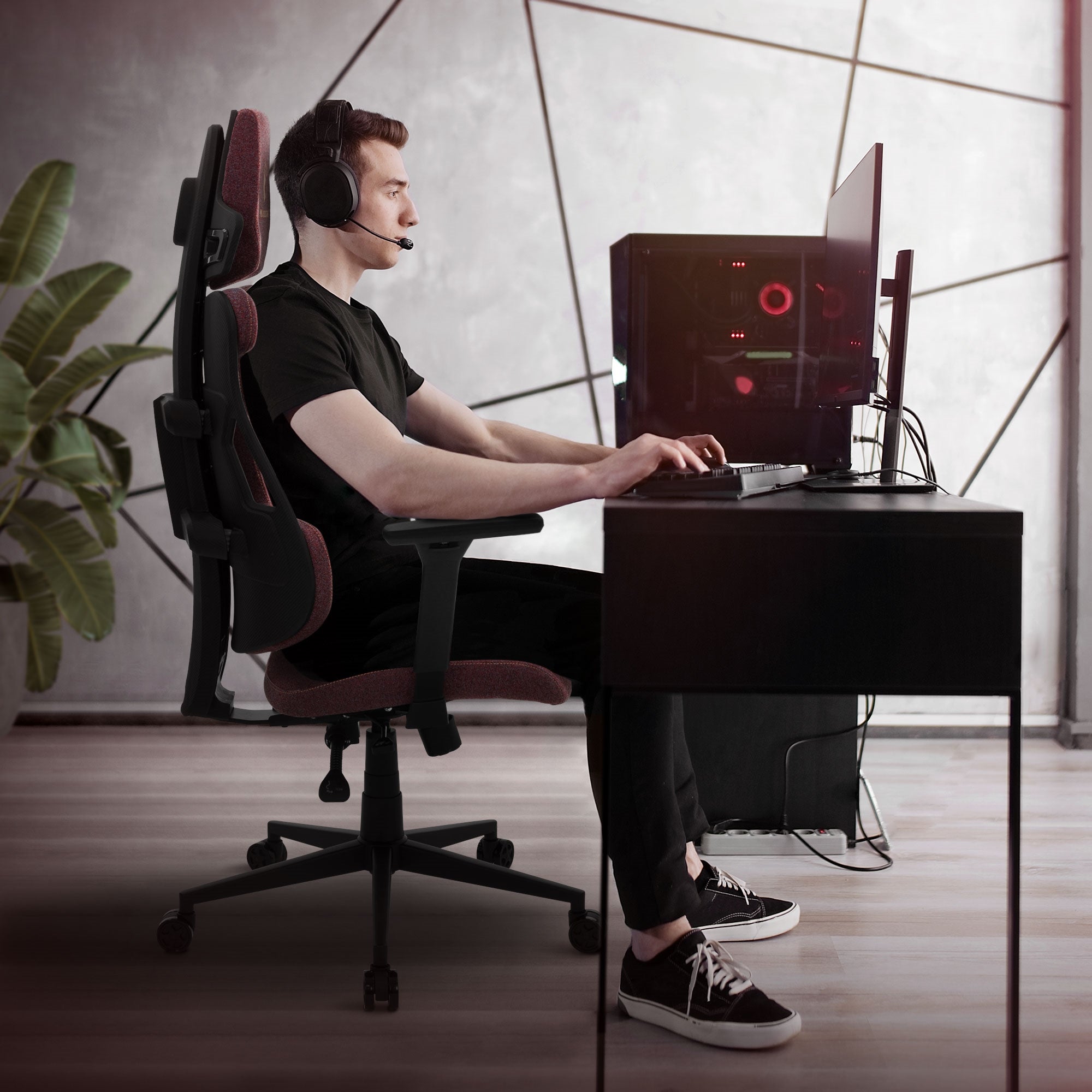 Persona con cuffie a una scrivania con PC da gaming.