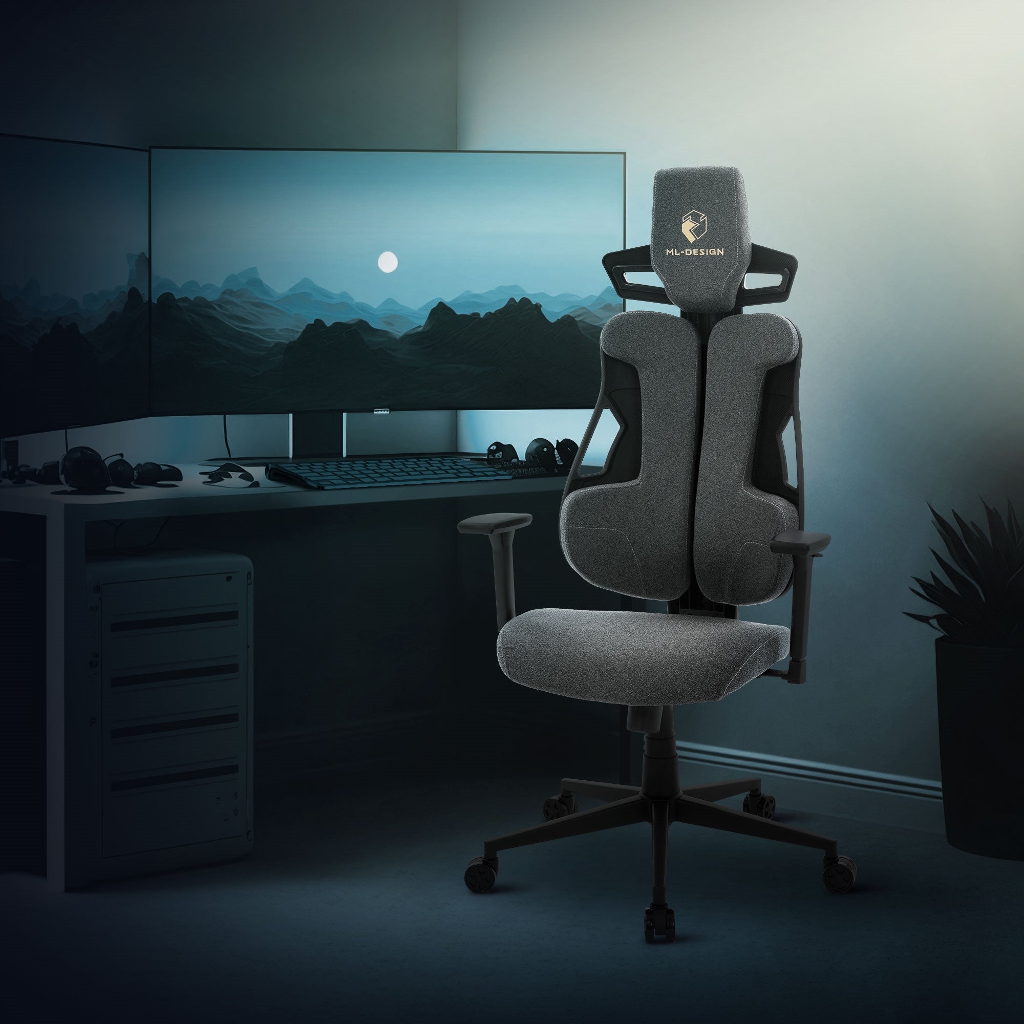 Bürostuhl mit grauem Bezug vor einem Computer und Monitor.