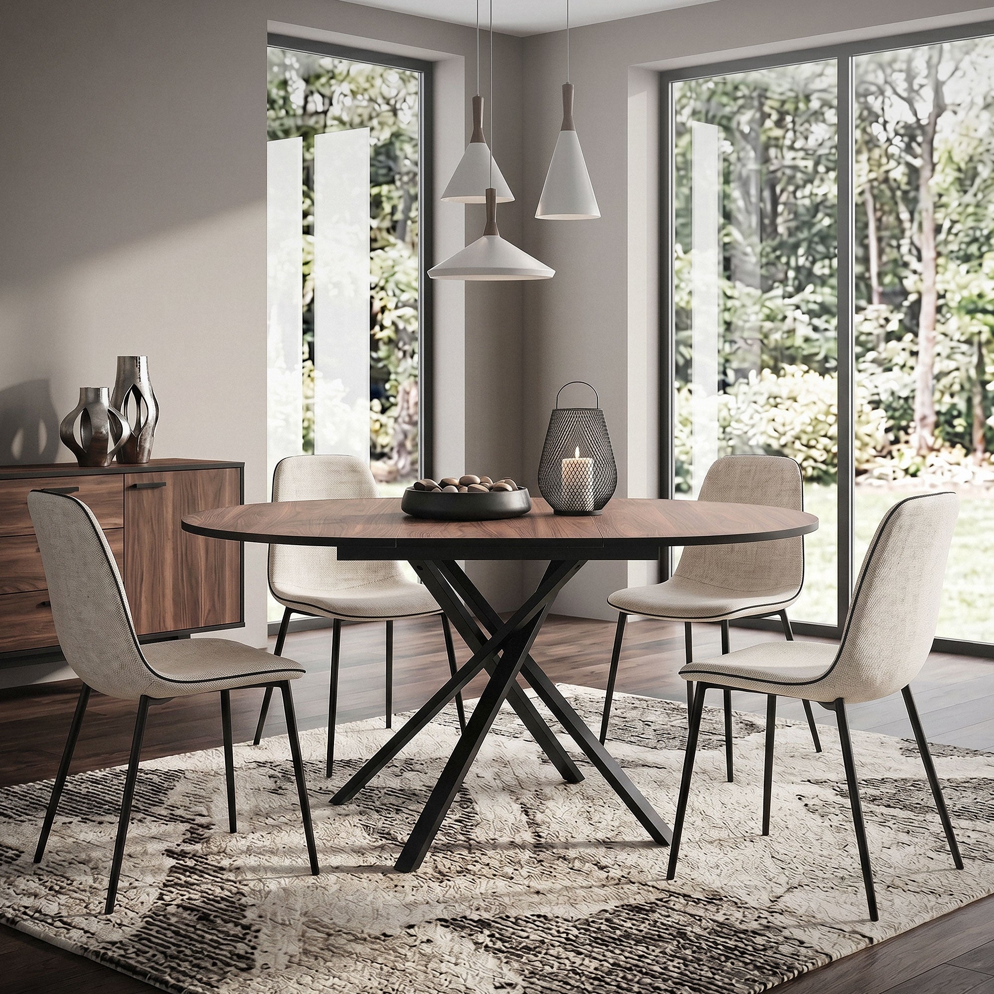 Een ronde tafel met vier stoelen in een lichte ruimte met grote ramen en uitzicht op buiten.