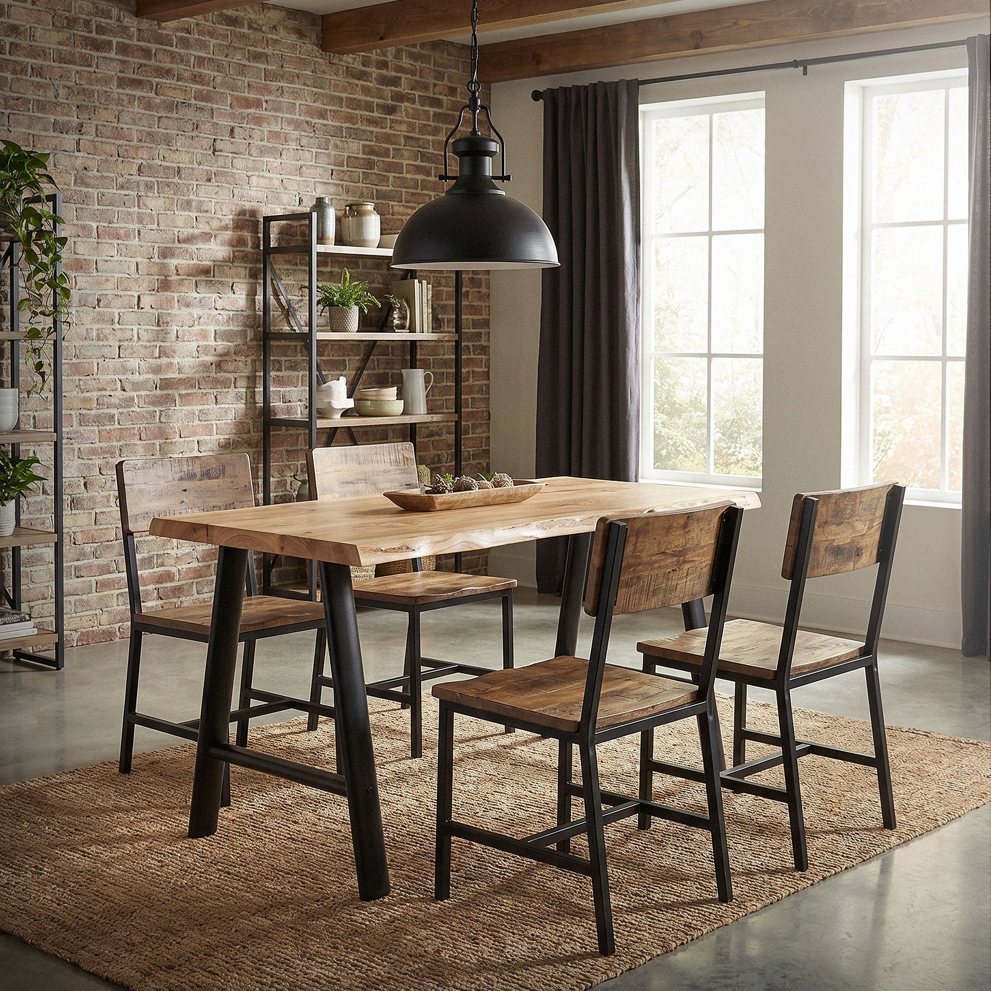 Une salle à manger avec une table en bois et quatre chaises.