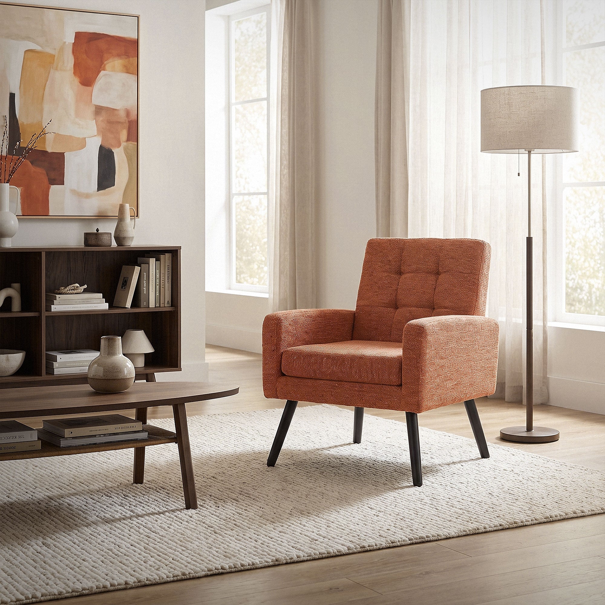 Un fauteuil orange dans une pièce lumineuse avec un tapis.