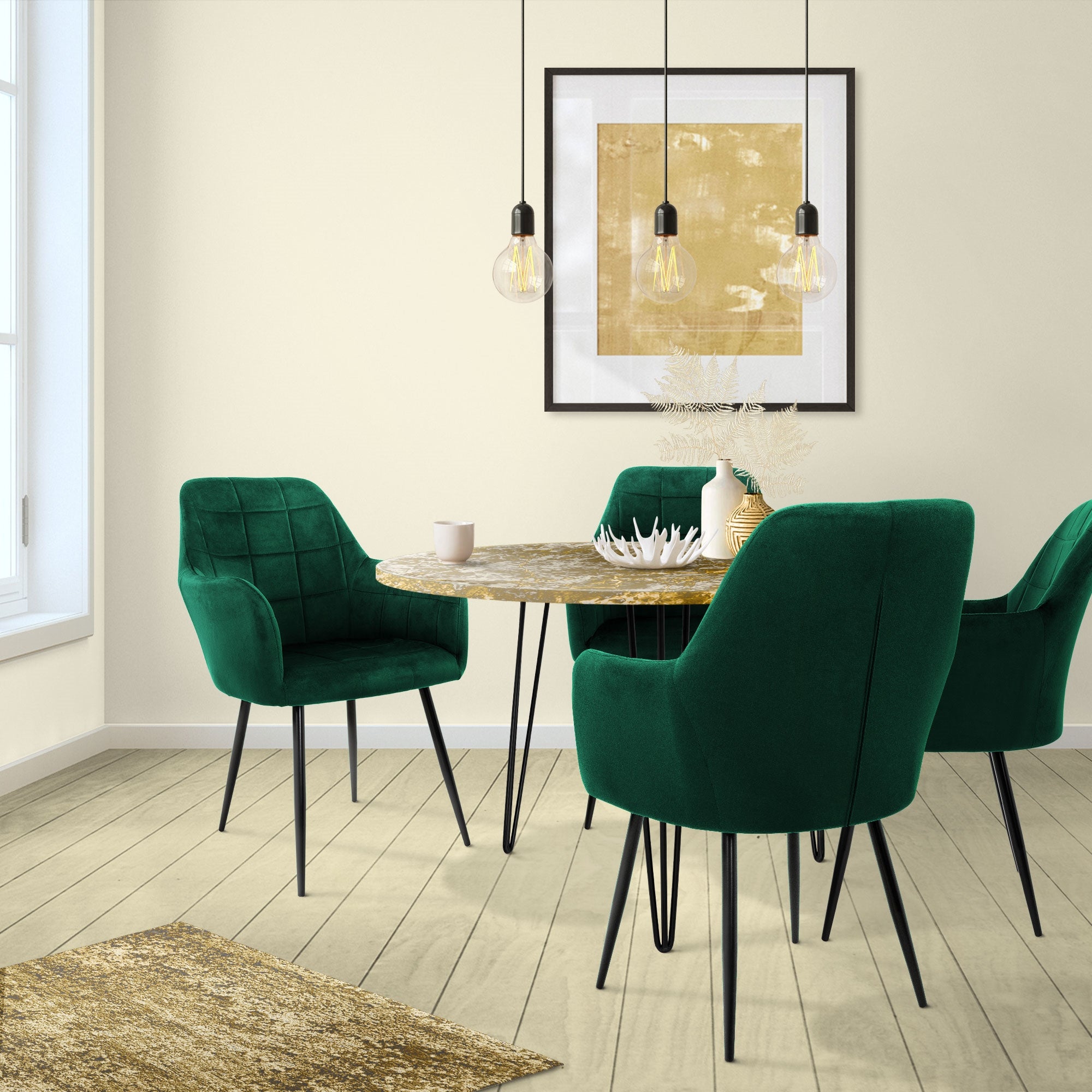 Esszimmer mit grünem Stuhlset und runder Tischdekoration.