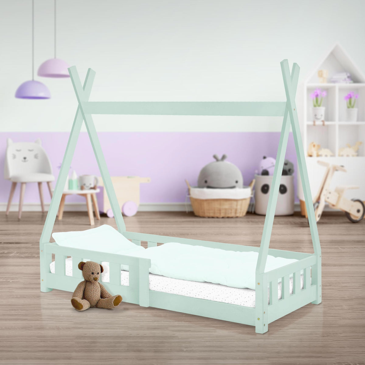 Letto verde menta nella cameretta con giocattoli e decorazioni.