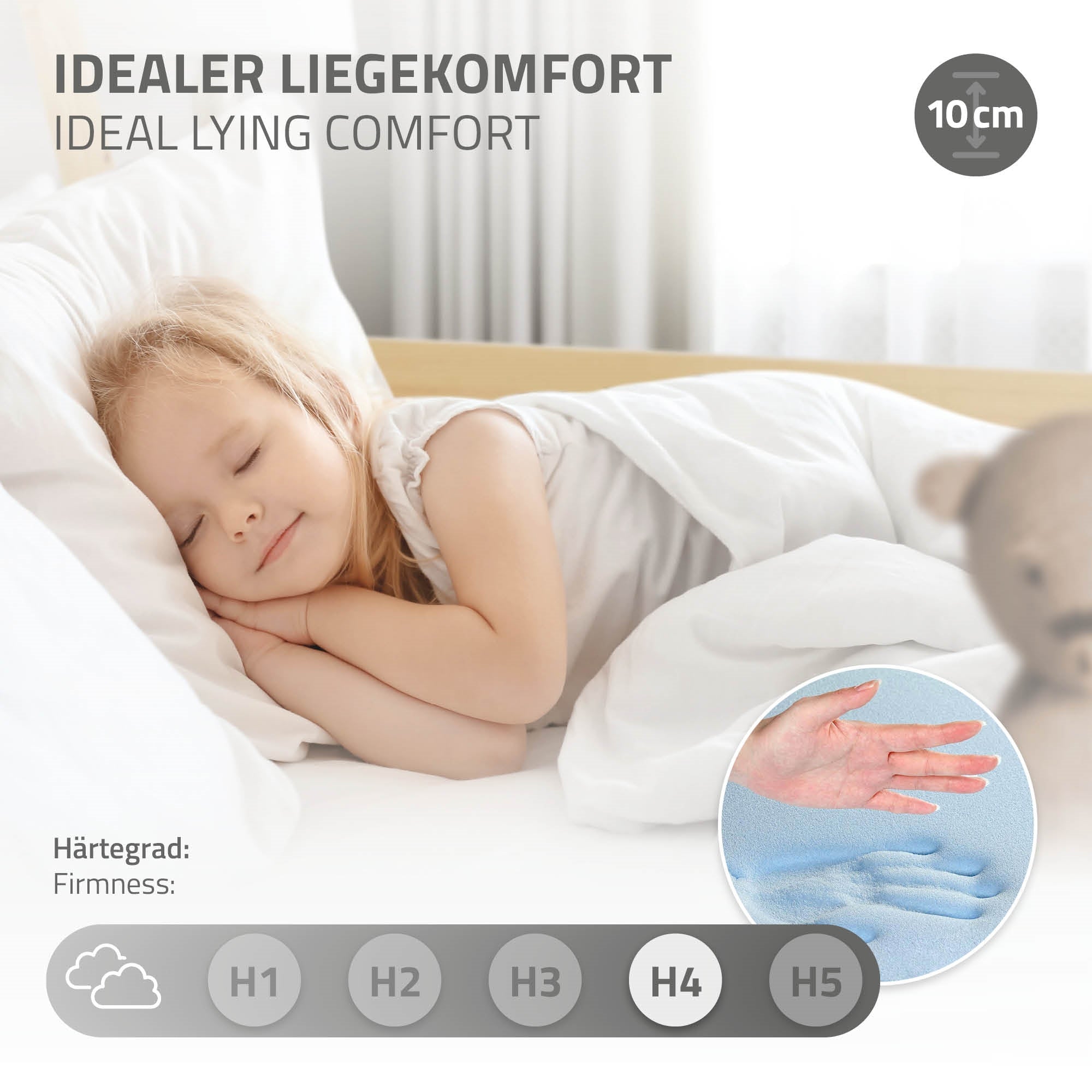 Schlafendes Kind auf einem Bett mit weißer Bettwäsche.