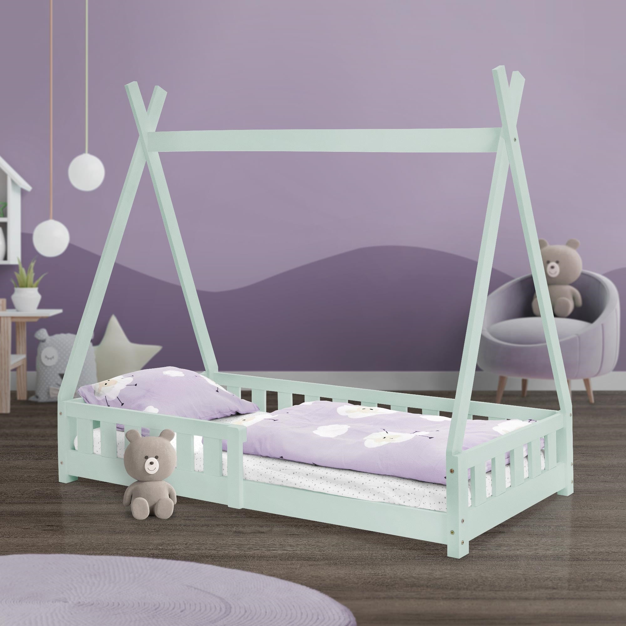 Cama verde menta con almohadas y manta, oso de peluche en la habitación.