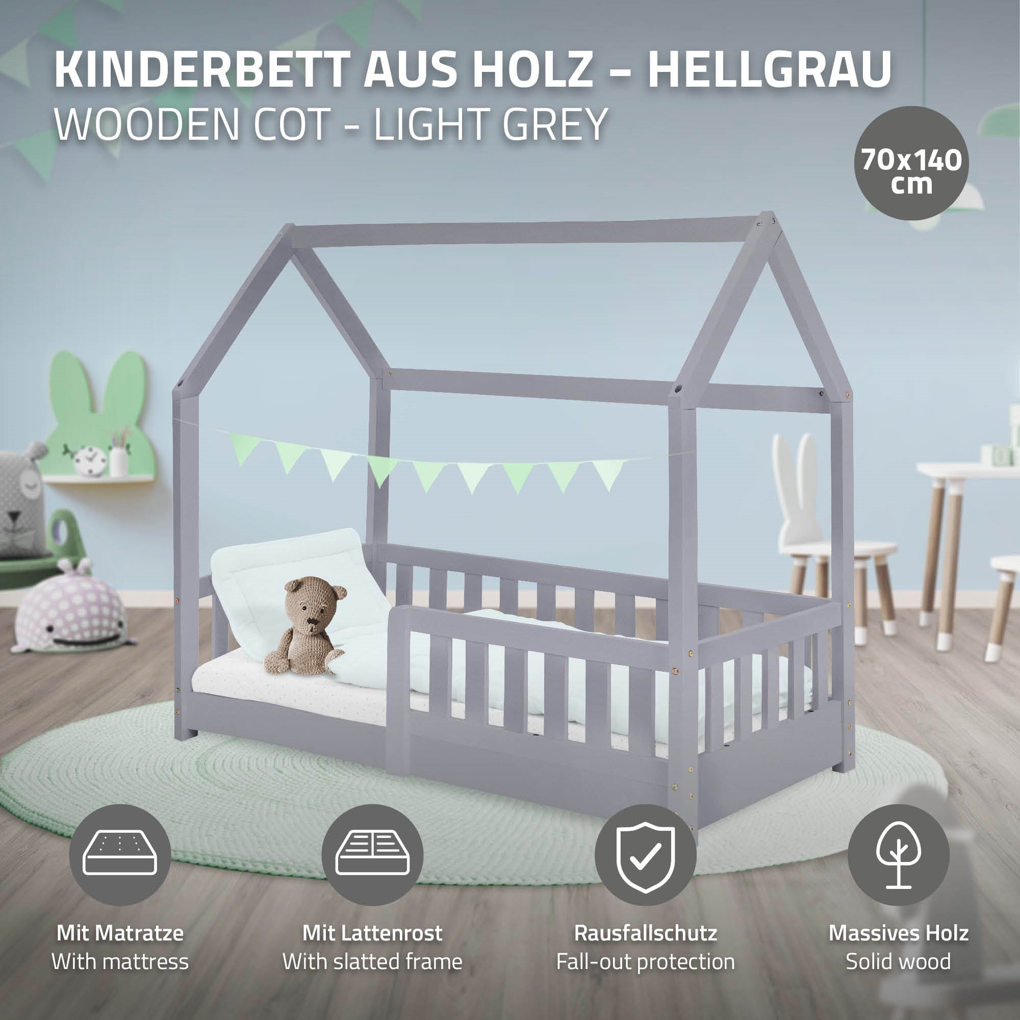 Lit d'enfant en bois gris clair avec matelas et protection contre les chutes.