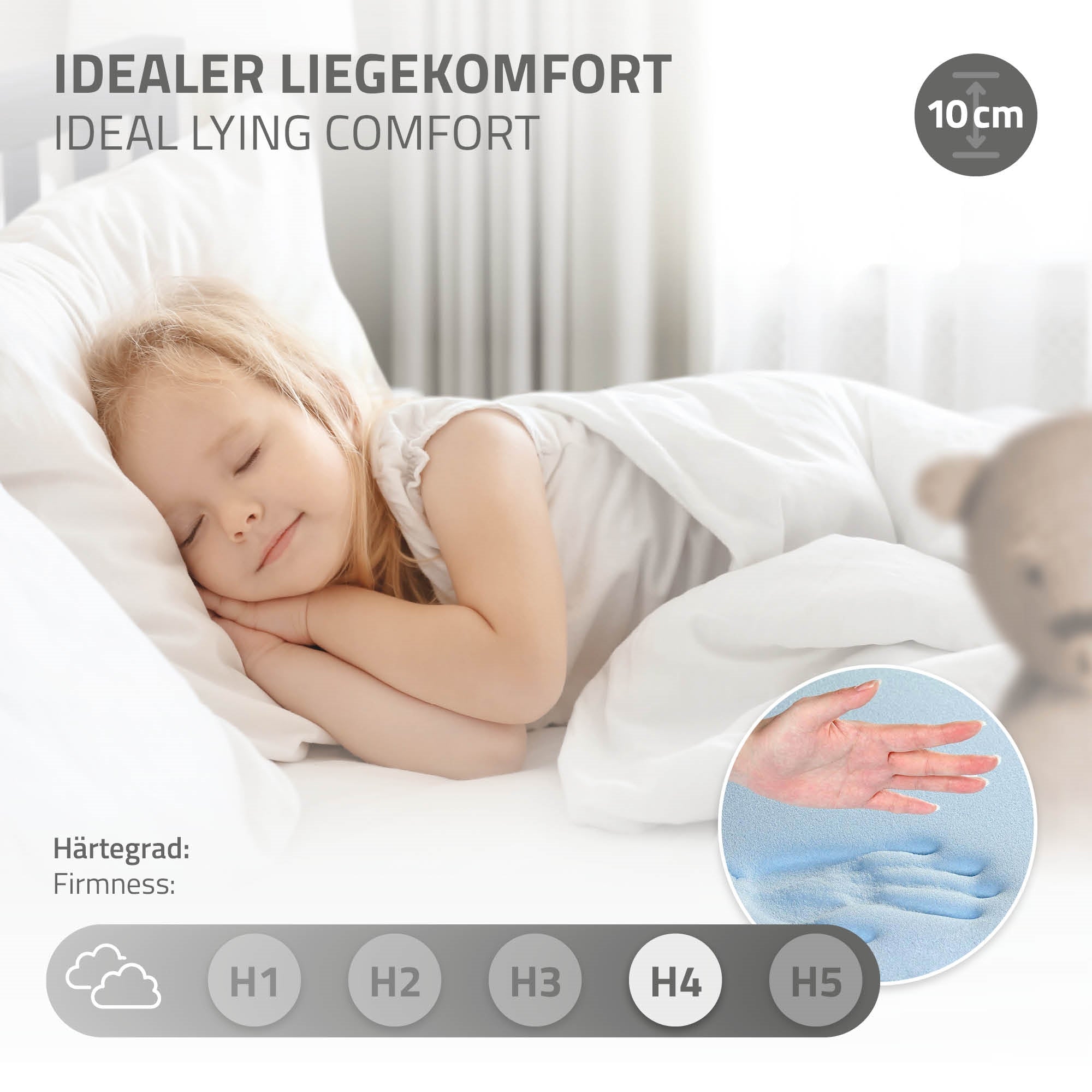 Schlafendes Kind auf einem Kissen, umgeben von Bettwäsche.