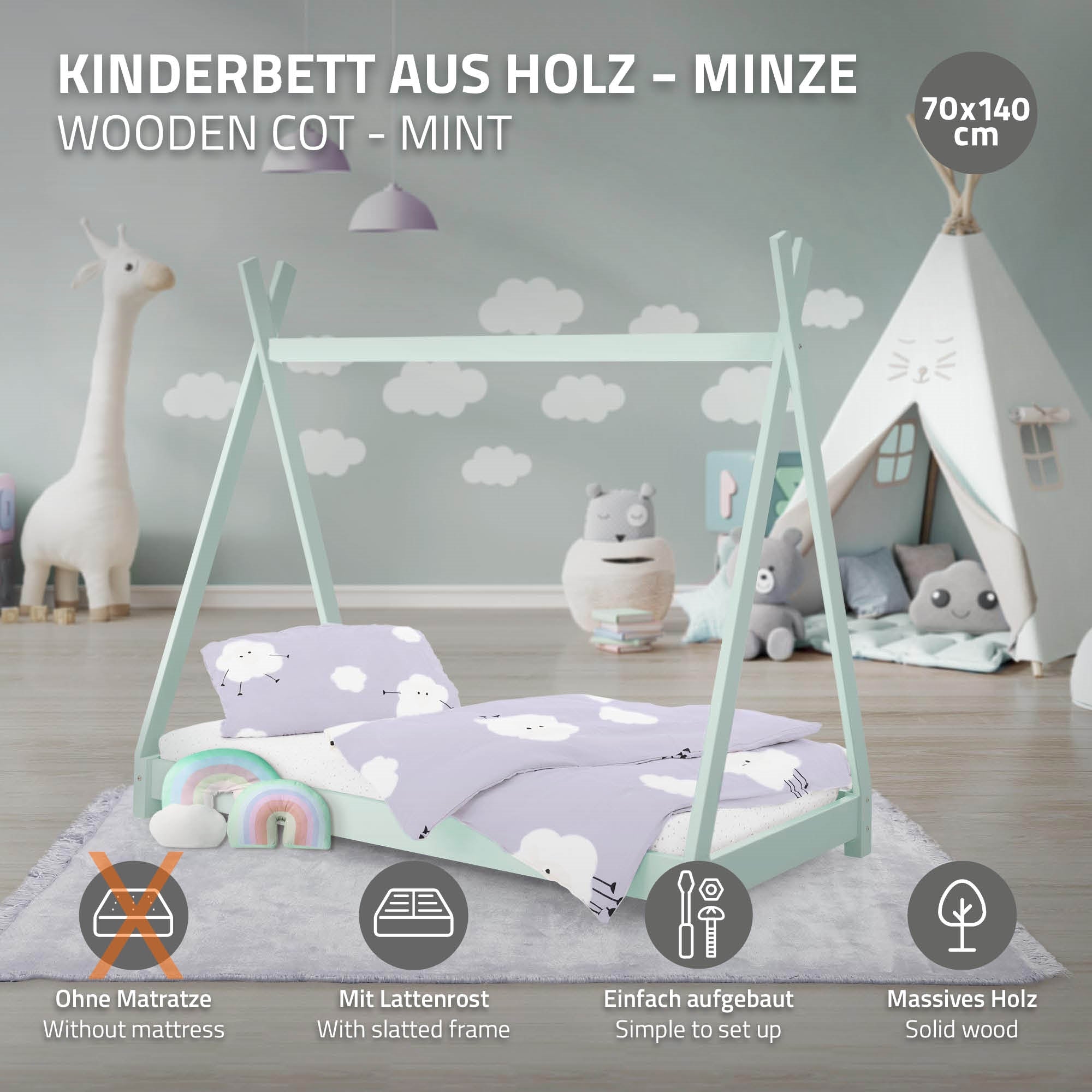 Un lit d'enfant vert menthe avec matelas et couvertures dans la pièce.