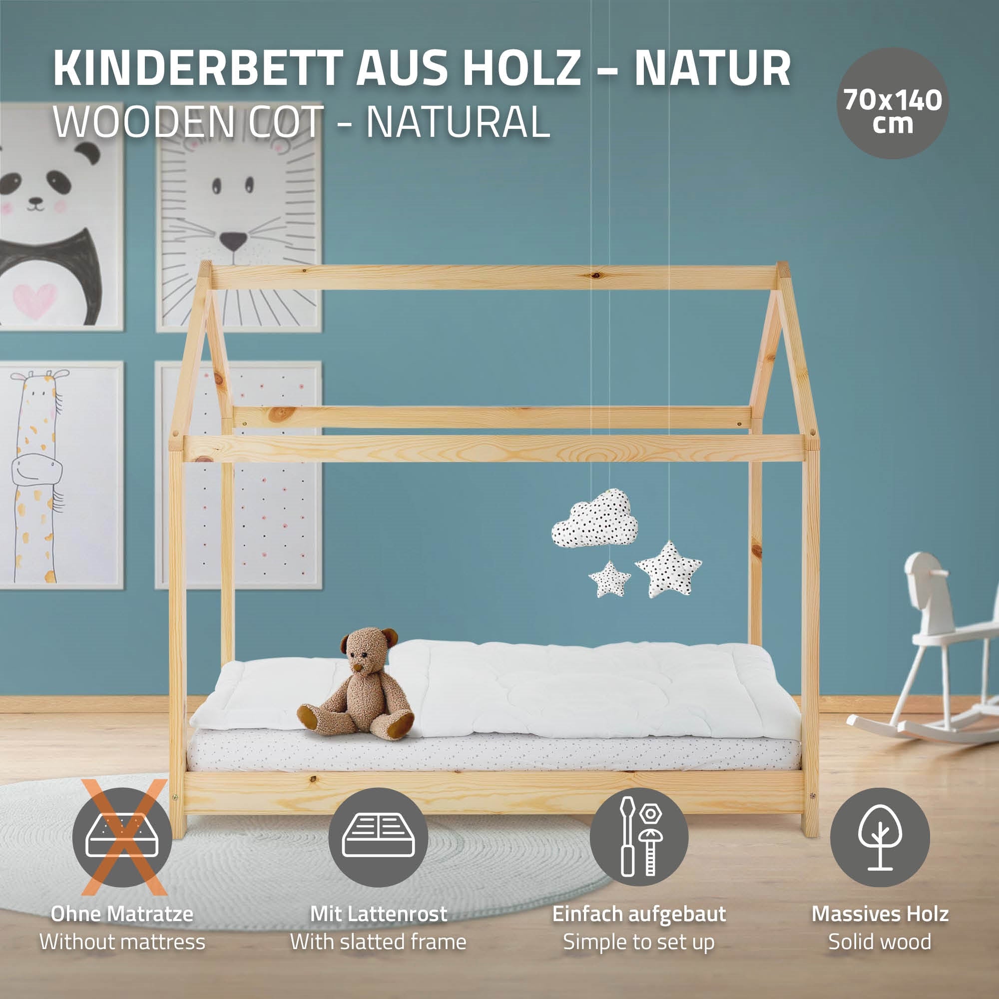 Lit d'enfant en bois avec toit en lanterne et ours en peluche.