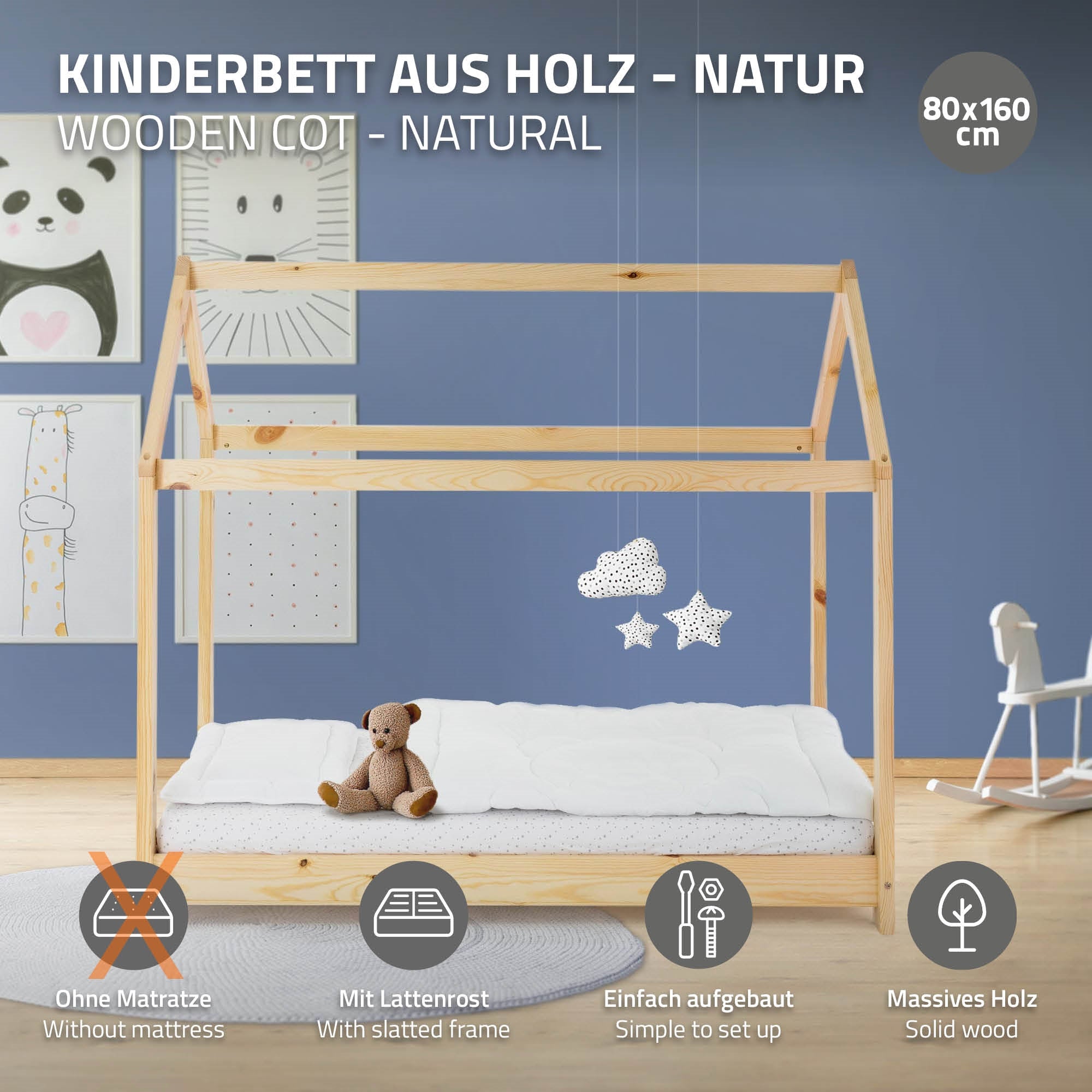 Lit d'enfant en bois naturel, avec coussin et jouet, dans une chambre d'enfant.