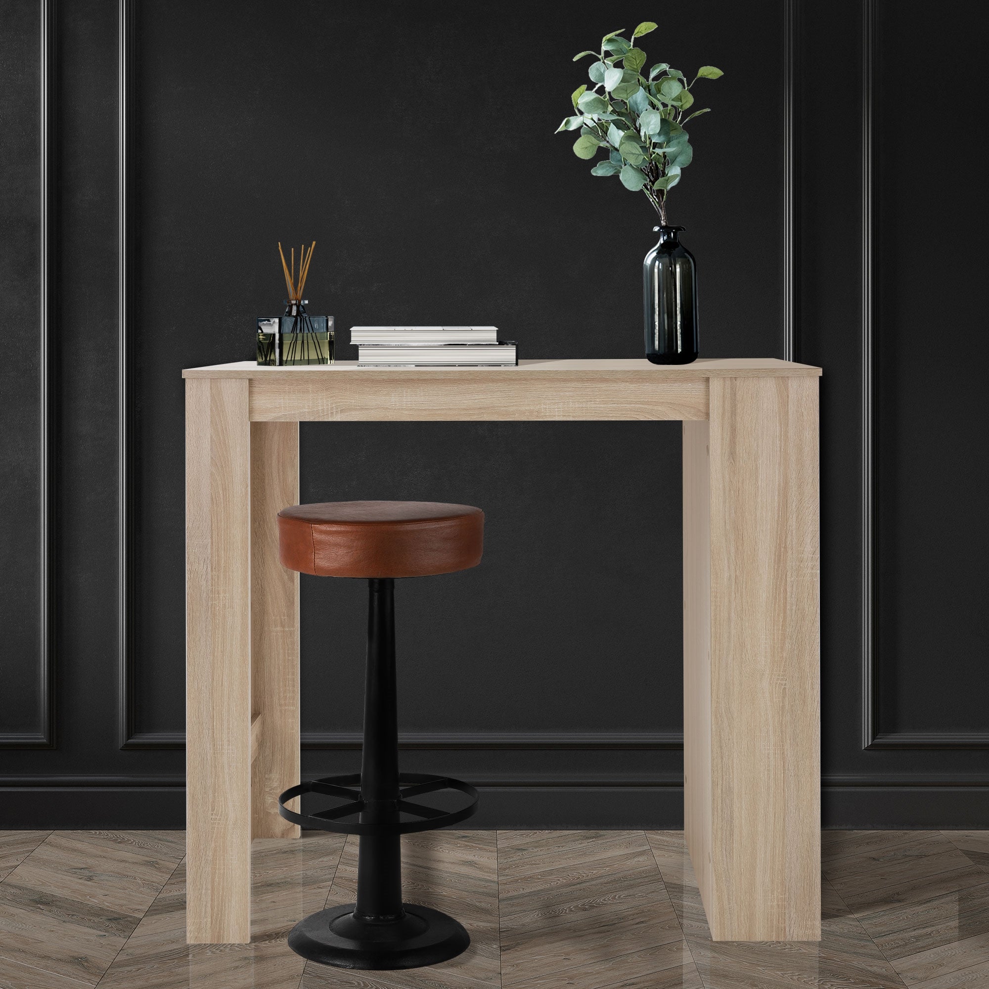 Holzfarbener Schreibtisch mit einer Pflanze und einem Hocker.