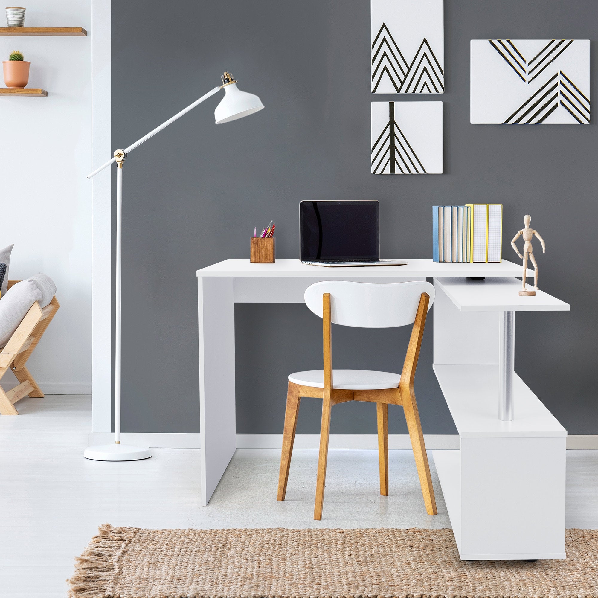 Schreibtisch in einem modernen Raum mit Lampe, Laptop und Dekoration.