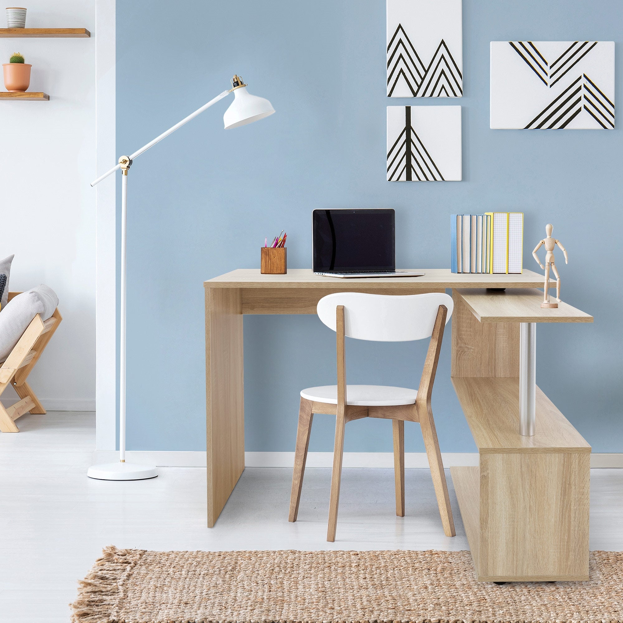 Un moderno posto di lavoro con scrivania in legno, sedia e laptop.