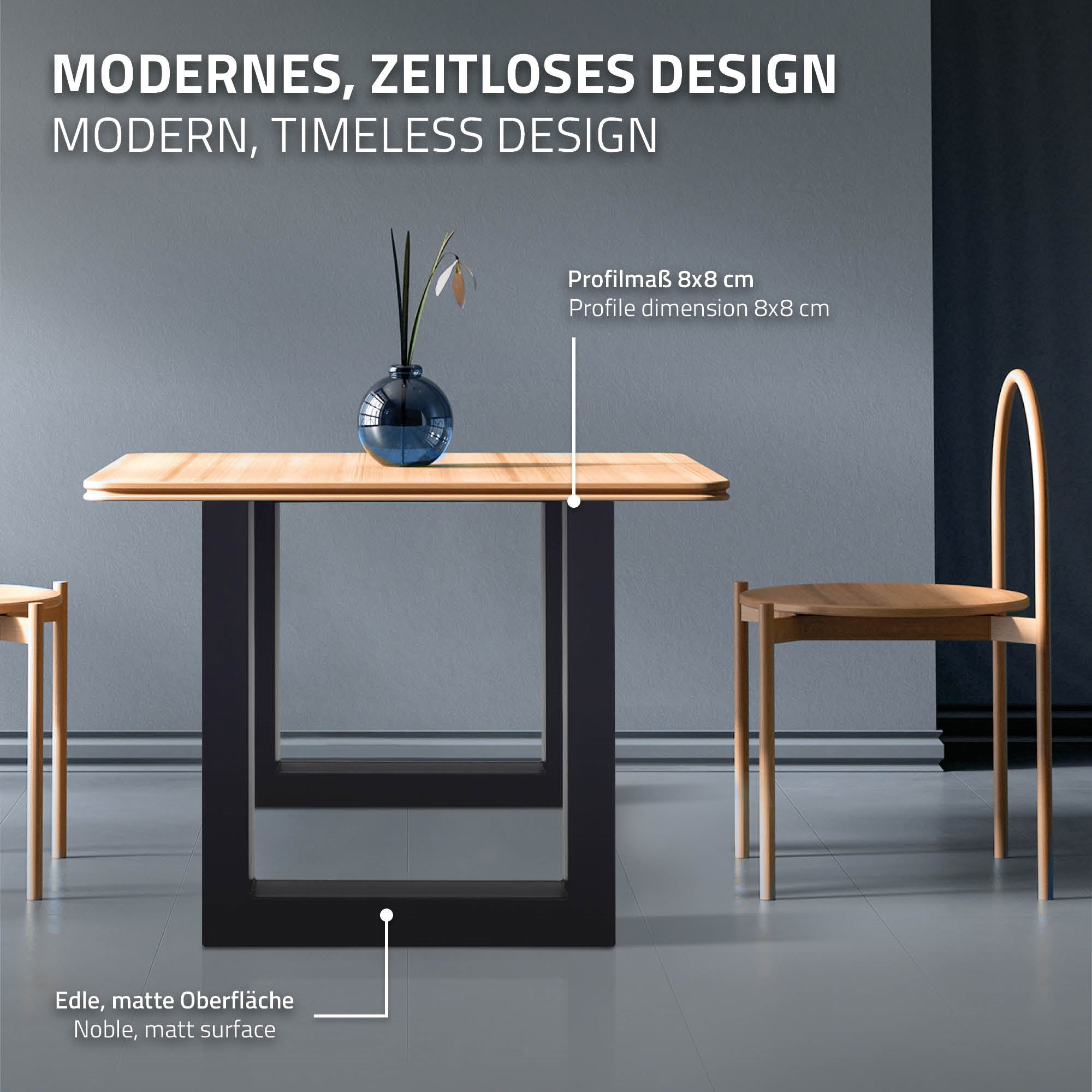Tisch mit schwarzem Gestell und Holzplatte, dekoriert mit einer Vase und zwei Stühlen.