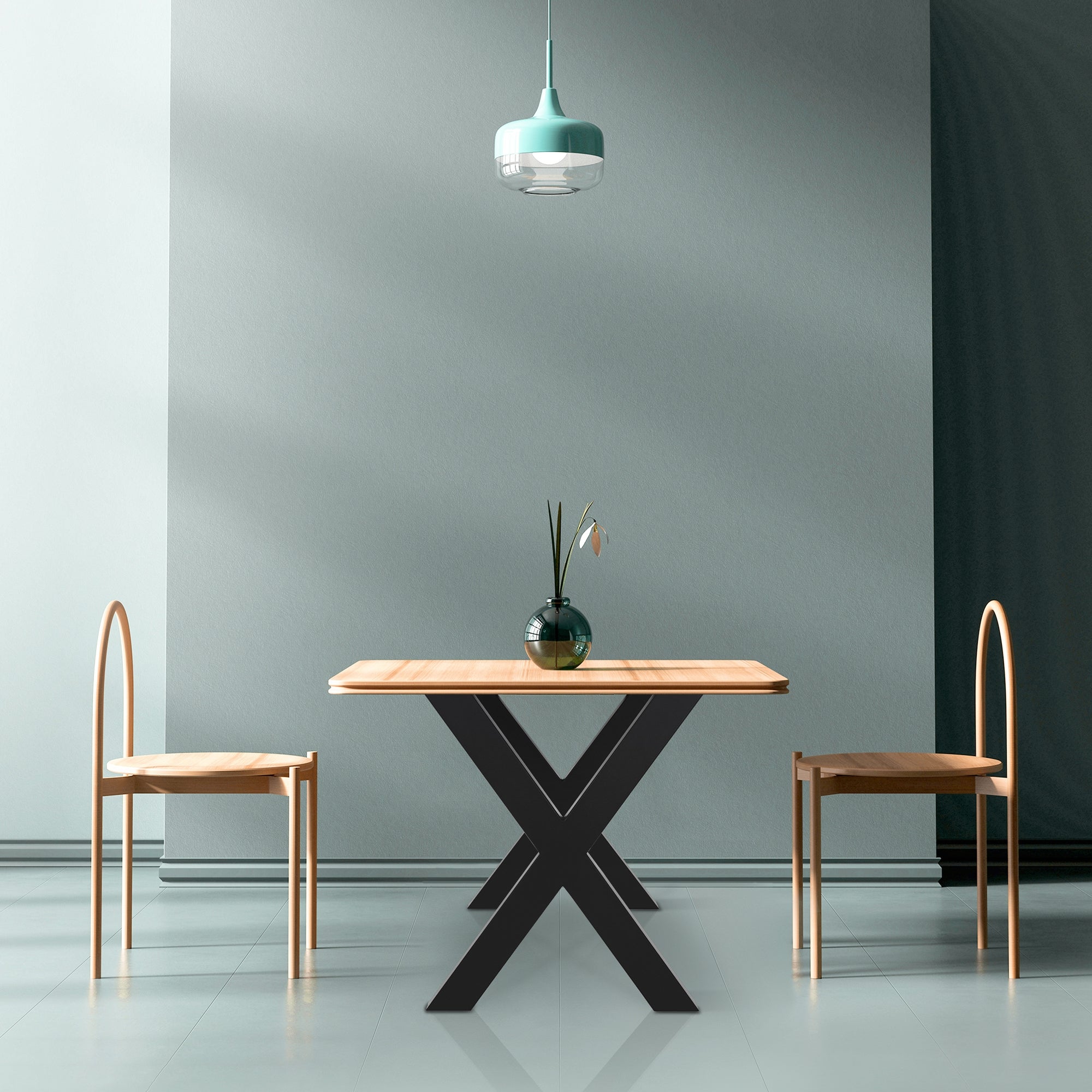 Une table avec un plateau en bois et deux chaises dans une pièce.