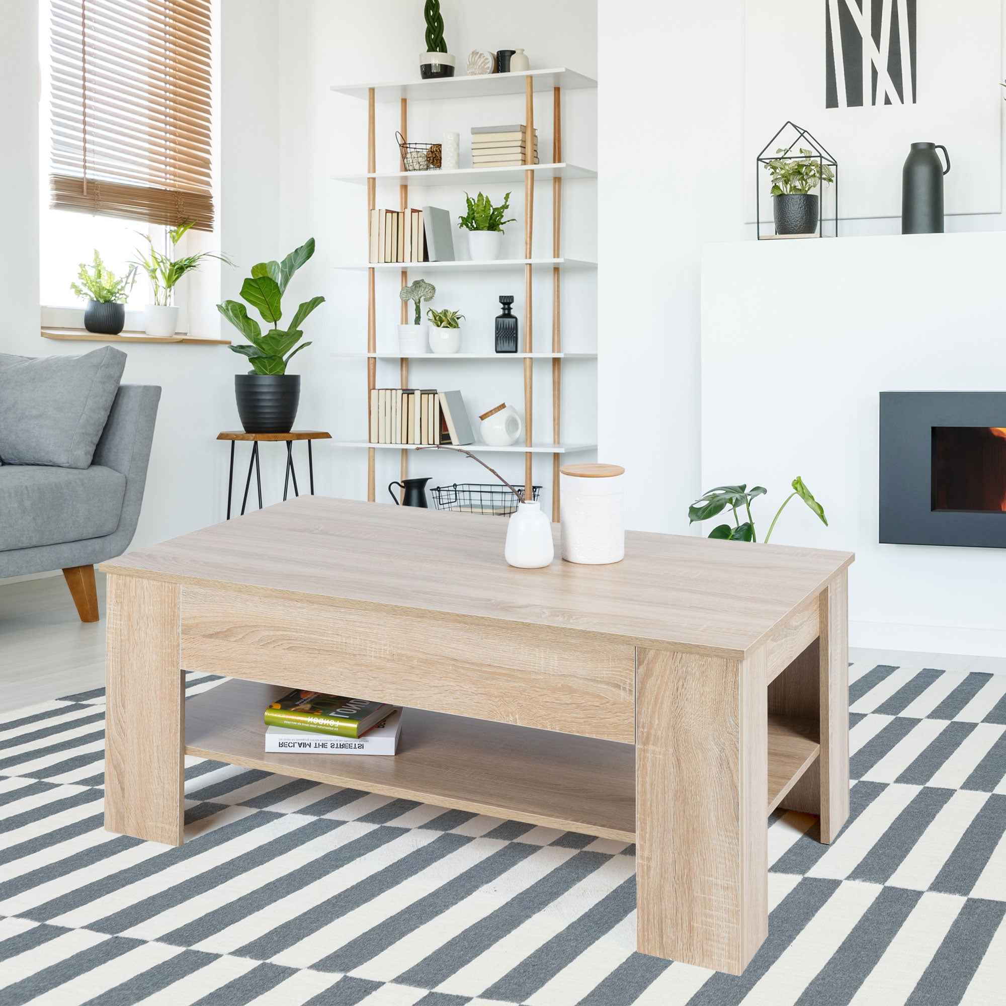 Holztisch mit zwei Vasen und Pflanzen im Hintergrund, modernes Wohnzimmer.