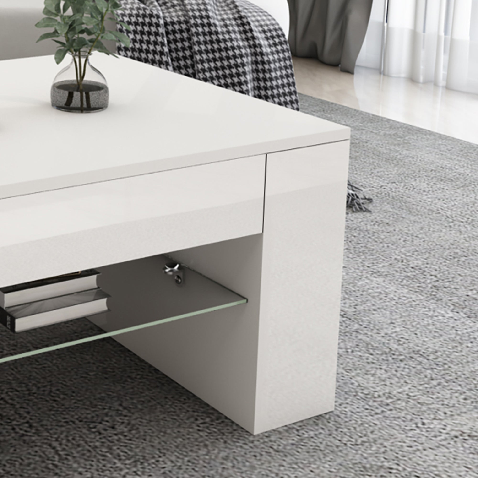 Detailansicht eines weißen Couchtisches mit Glasablage.