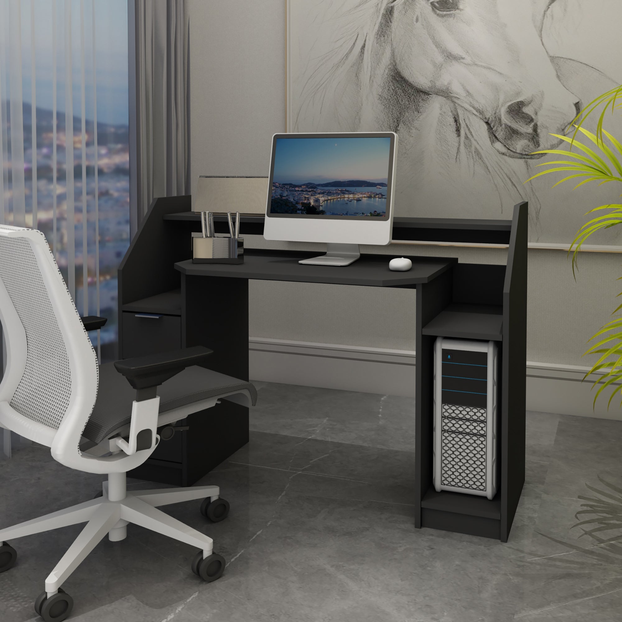 Schwarzer Schreibtisch mit Computer und Stuhl, im Hintergrund ein Pferdebild.