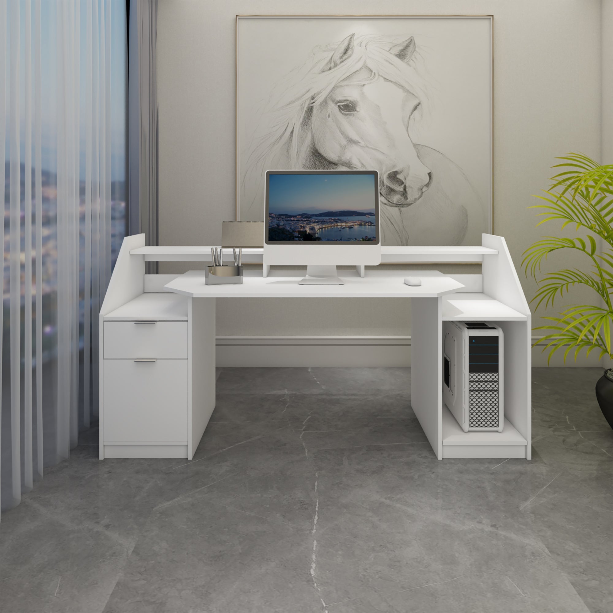 Ein moderner Schreibtisch mit Computer und Pflanzen im Hintergrund.