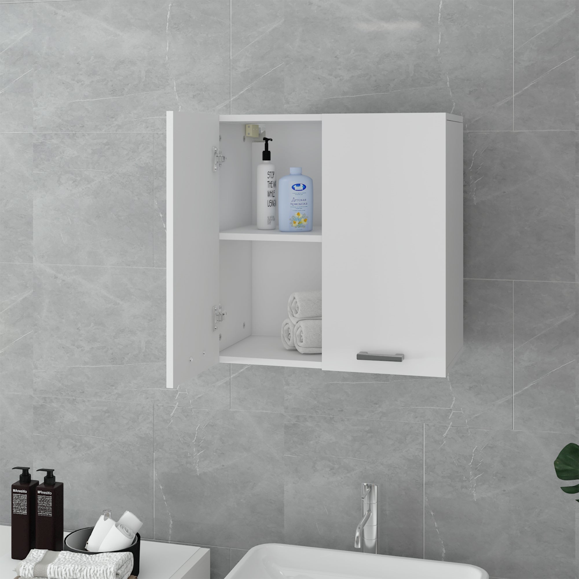 Weißer Wandschrank mit Handtüchern und Pflegeprodukten in einem Badezimmer.